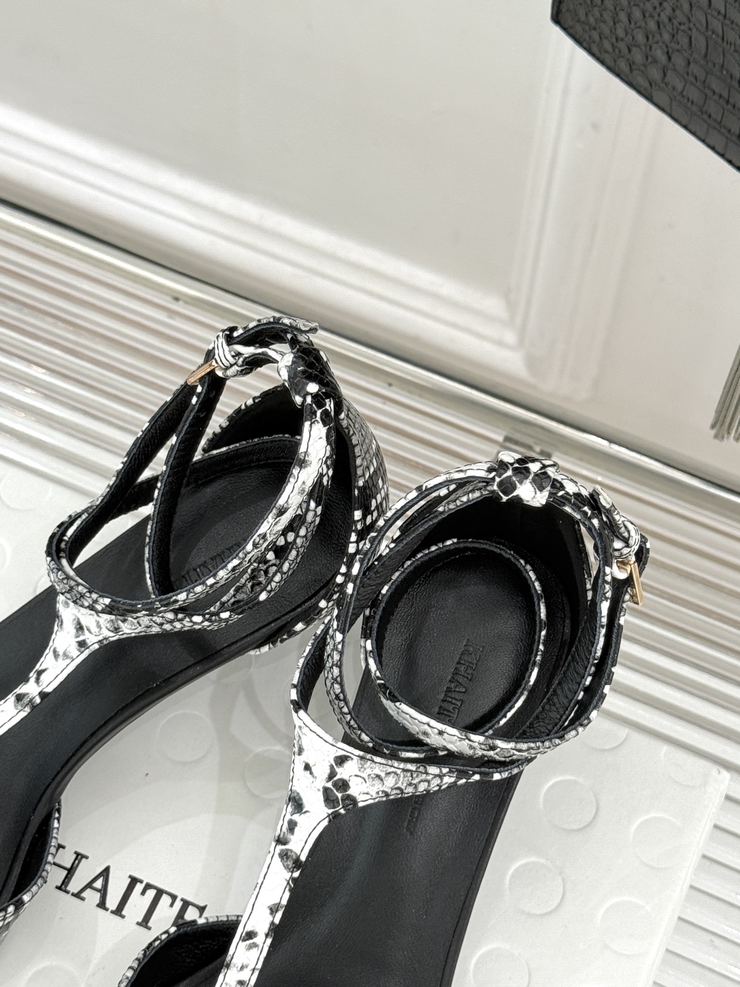 Khaite26WF新品T字带尖头猫跟凉鞋以极简线条勾勒静奢风骨。利落尖头修饰脚型、延伸腿部比例经典T字