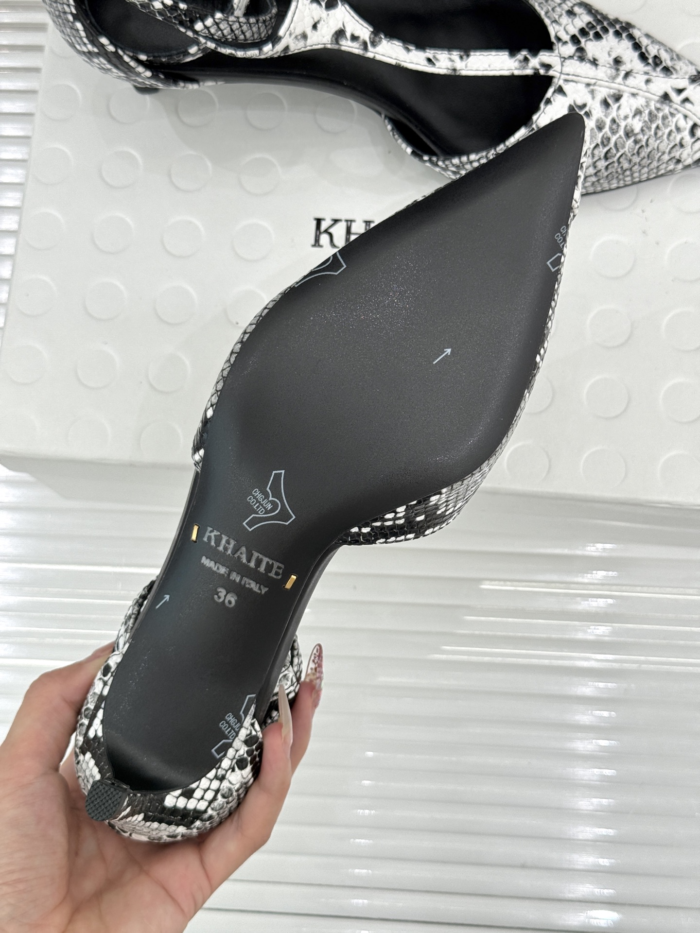 Khaite26WF新品T字带尖头猫跟凉鞋以极简线条勾勒静奢风骨。利落尖头修饰脚型、延伸腿部比例经典T字