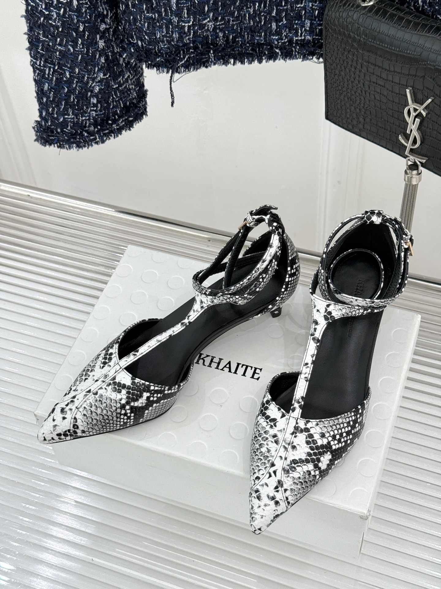 Khaite26WF新品T字带尖头猫跟凉鞋以极简线条勾勒静奢风骨。利落尖头修饰脚型、延伸腿部比例经典T字