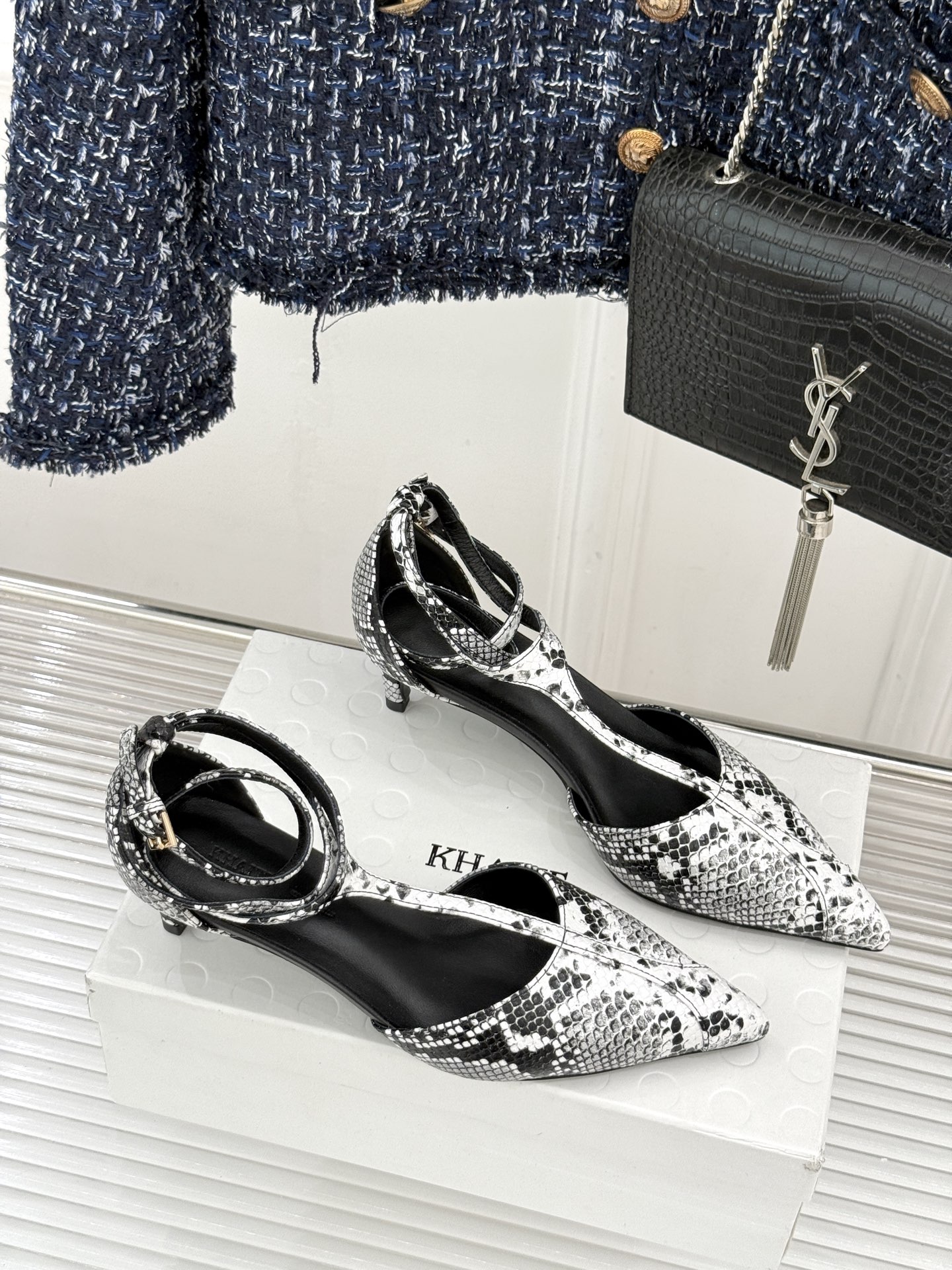 Khaite26WF新品T字带尖头猫跟凉鞋以极简线条勾勒静奢风骨。利落尖头修饰脚型、延伸腿部比例经典T字