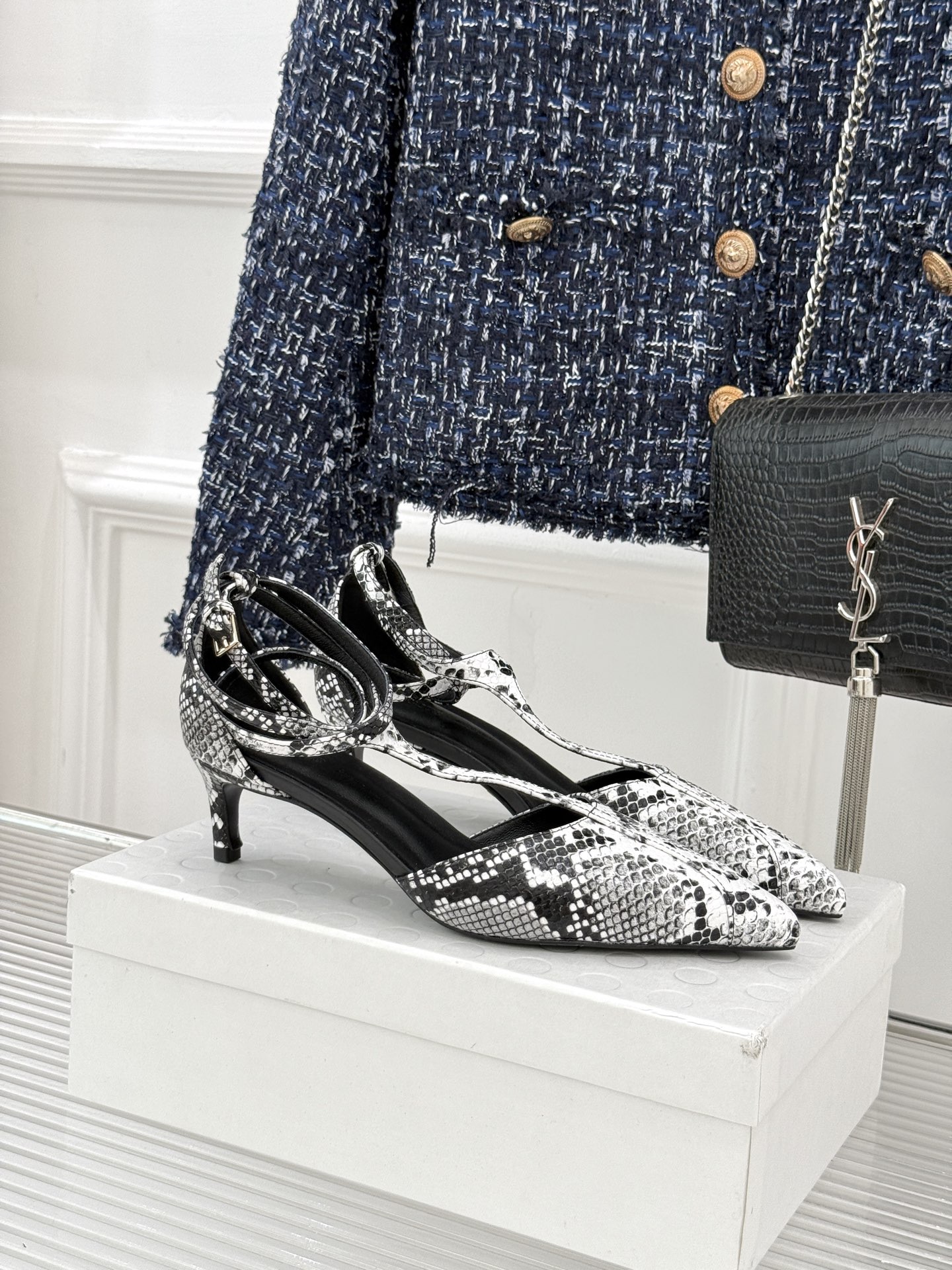 Khaite26WF新品T字带尖头猫跟凉鞋以极简线条勾勒静奢风骨。利落尖头修饰脚型、延伸腿部比例经典T字