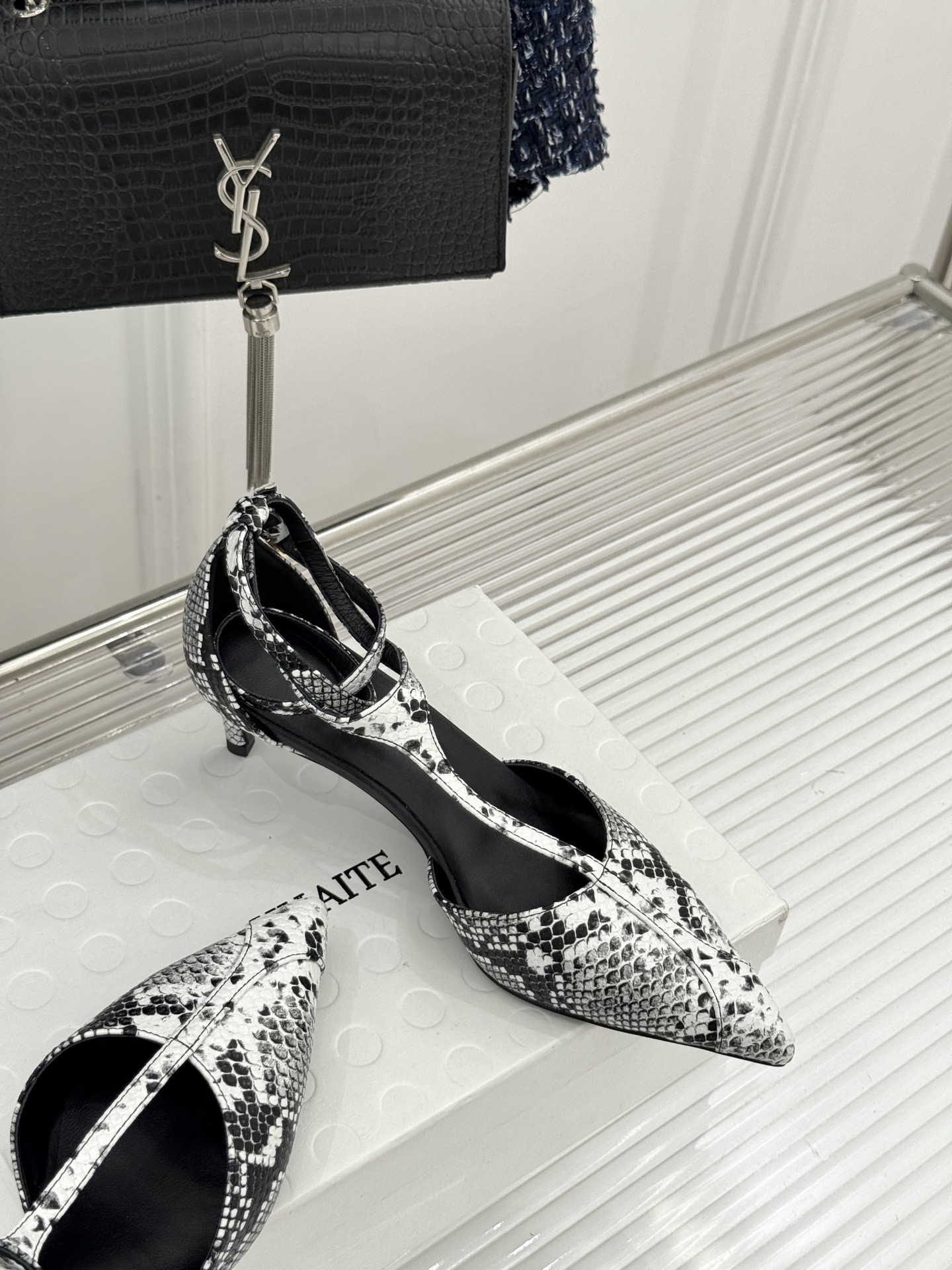 Khaite26WF新品T字带尖头猫跟凉鞋以极简线条勾勒静奢风骨。利落尖头修饰脚型、延伸腿部比例经典T字