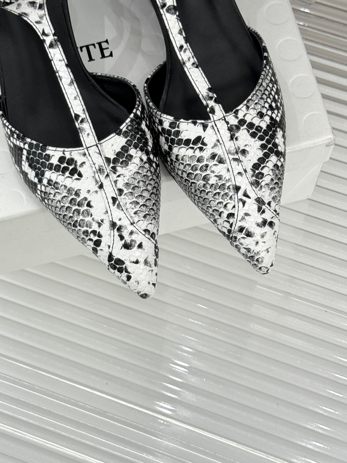 Khaite26WF新品T字带尖头猫跟凉鞋以极简线条勾勒静奢风骨。利落尖头修饰脚型、延伸腿部比例经典T字