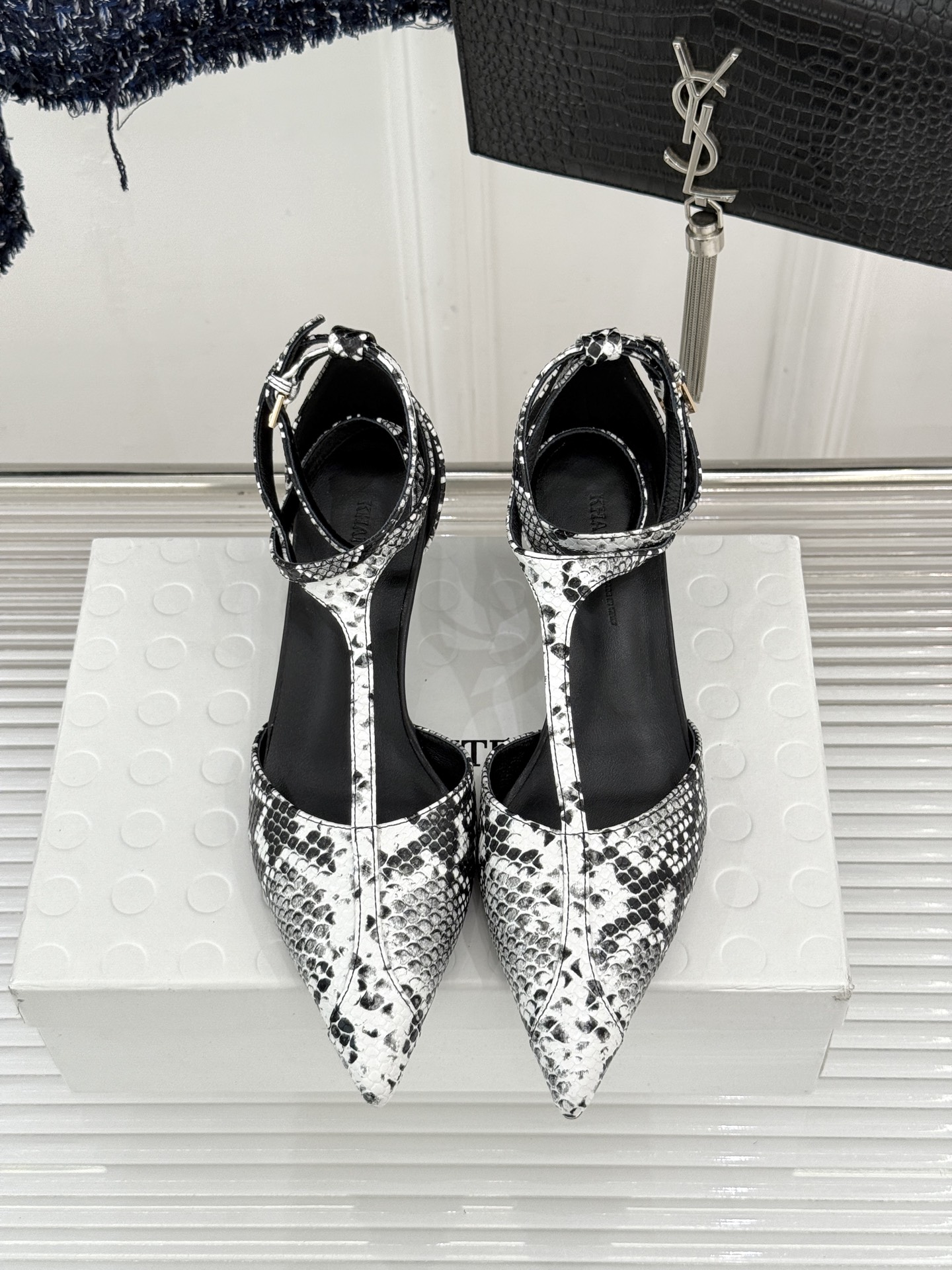 Khaite26WF新品T字带尖头猫跟凉鞋以极简线条勾勒静奢风骨。利落尖头修饰脚型、延伸腿部比例经典T字