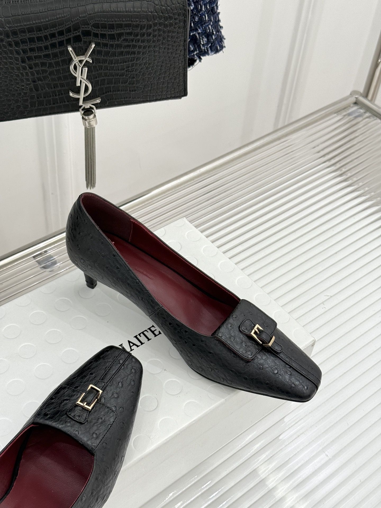 Khaite26WF新品金属扣高跟单鞋以极简轮廓诠释静奢风骨。利落方头搭配流畅浅口精准修饰脚型 拉长腿部