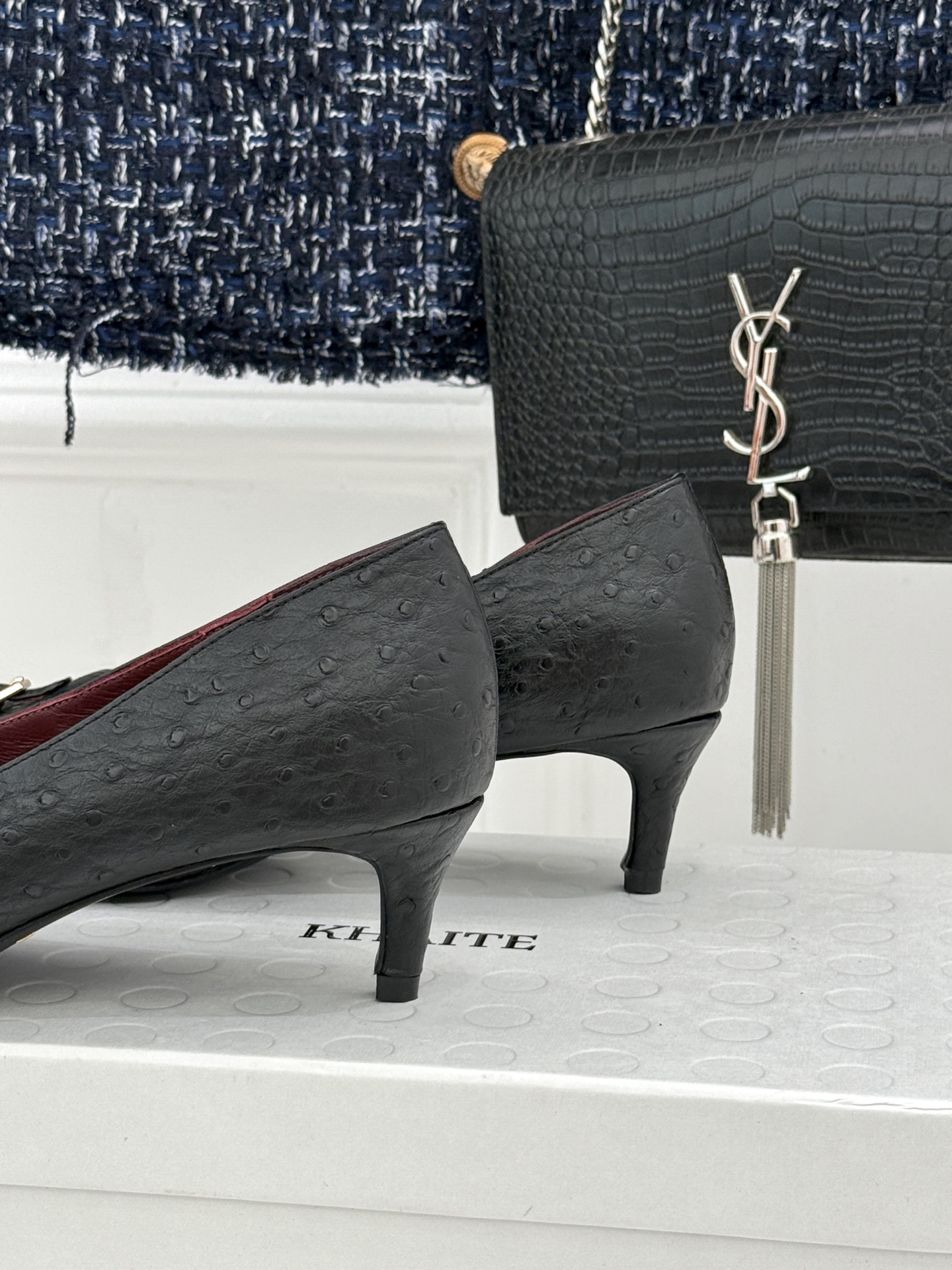 Khaite26WF新品金属扣高跟单鞋以极简轮廓诠释静奢风骨。利落方头搭配流畅浅口精准修饰脚型 拉长腿部