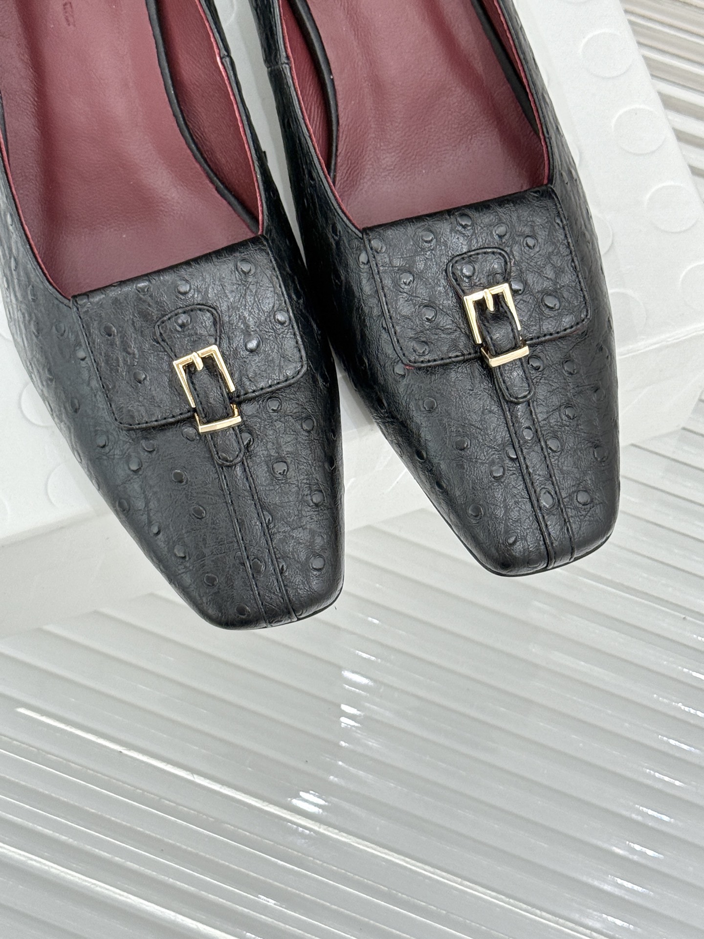 Khaite26WF新品金属扣高跟单鞋以极简轮廓诠释静奢风骨。利落方头搭配流畅浅口精准修饰脚型 拉长腿部