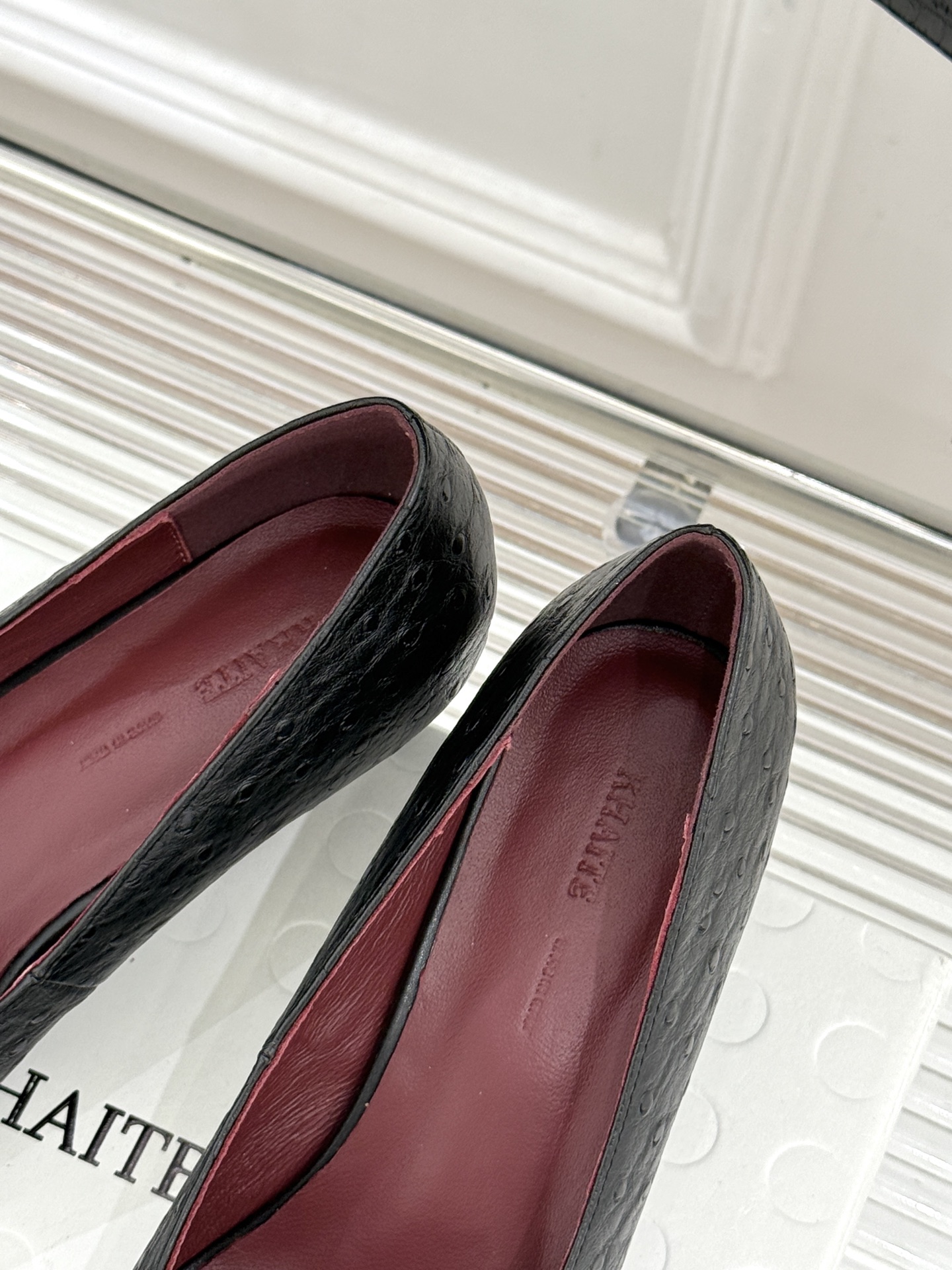 Khaite26WF新品金属扣高跟单鞋以极简轮廓诠释静奢风骨。利落方头搭配流畅浅口精准修饰脚型 拉长腿部