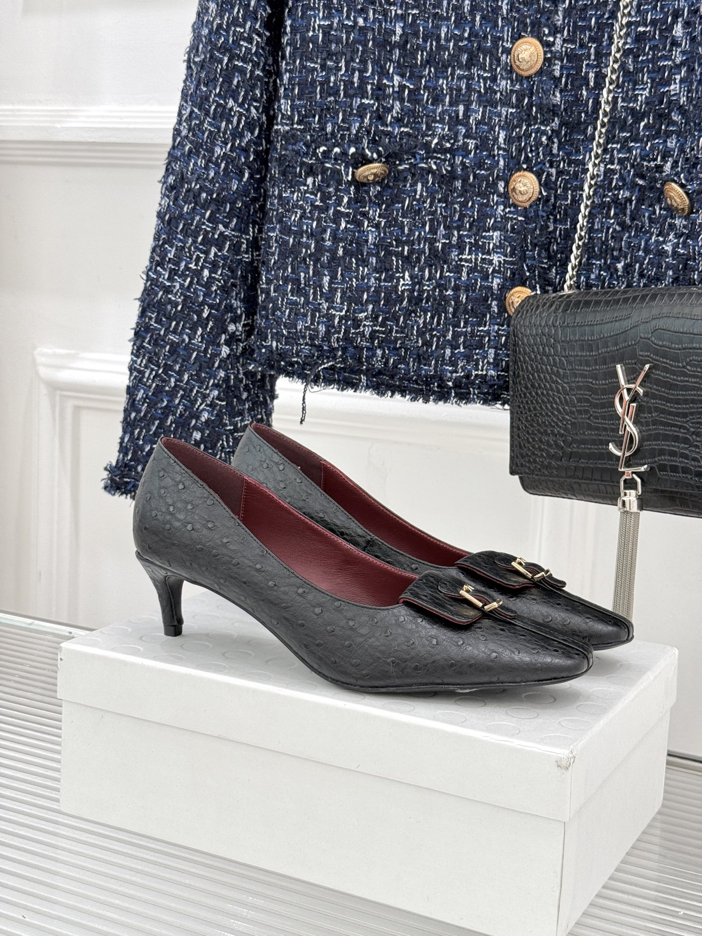 Khaite26WF新品金属扣高跟单鞋以极简轮廓诠释静奢风骨。利落方头搭配流畅浅口精准修饰脚型 拉长腿部