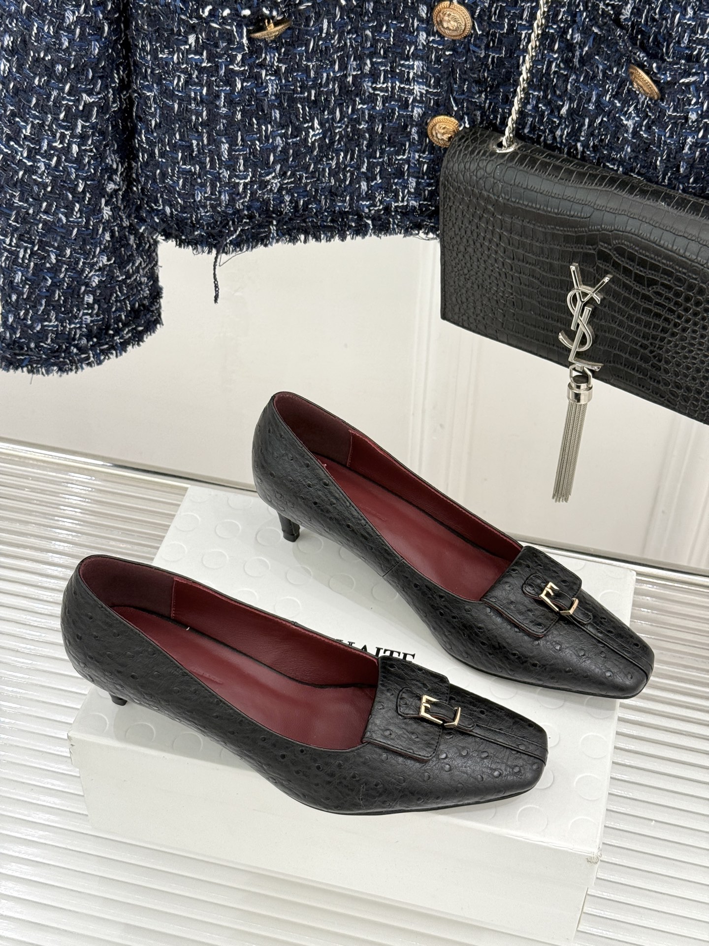 Khaite26WF新品金属扣高跟单鞋以极简轮廓诠释静奢风骨。利落方头搭配流畅浅口精准修饰脚型 拉长腿部