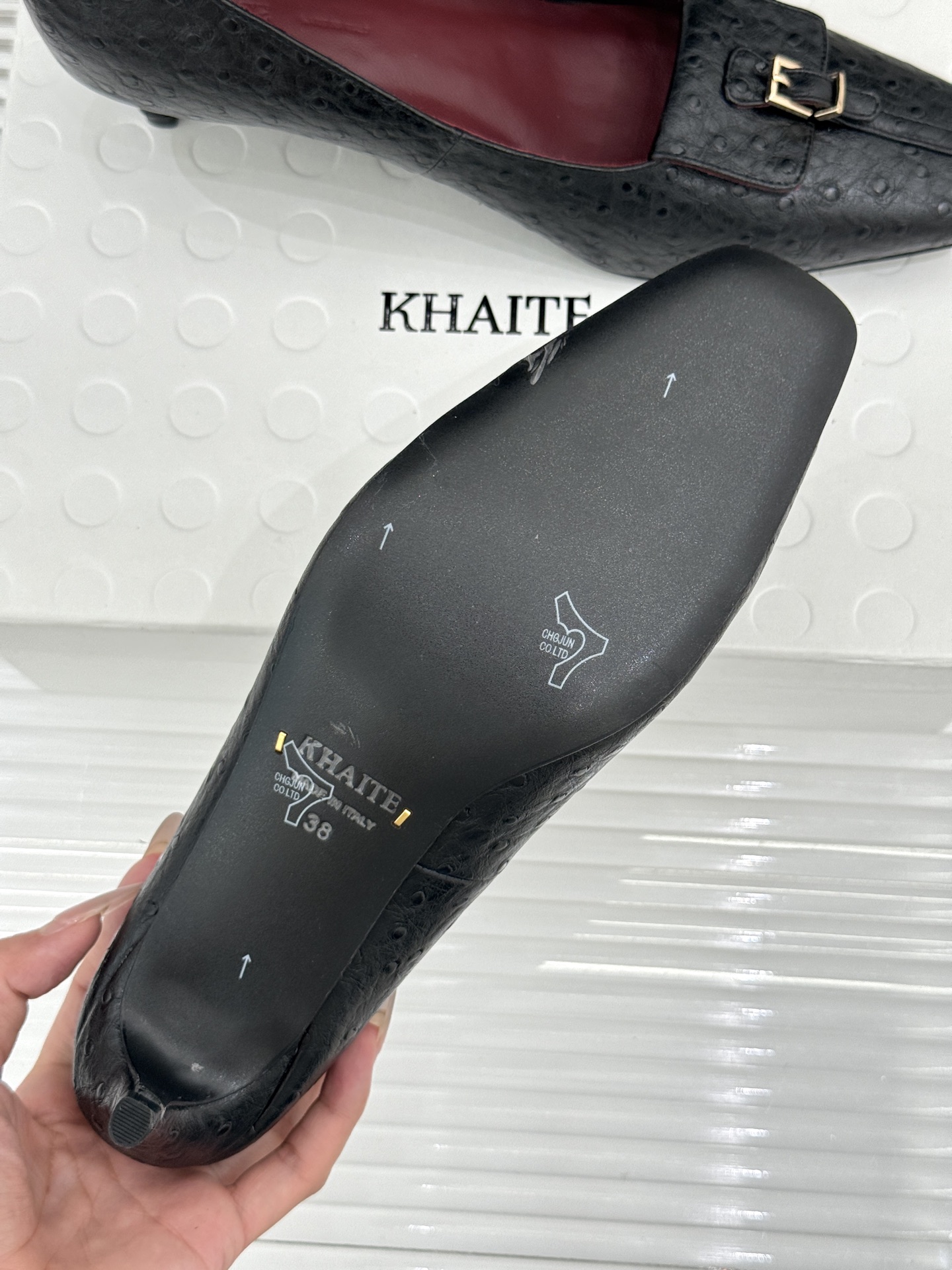 Khaite26WF新品金属扣高跟单鞋以极简轮廓诠释静奢风骨。利落方头搭配流畅浅口精准修饰脚型 拉长腿部