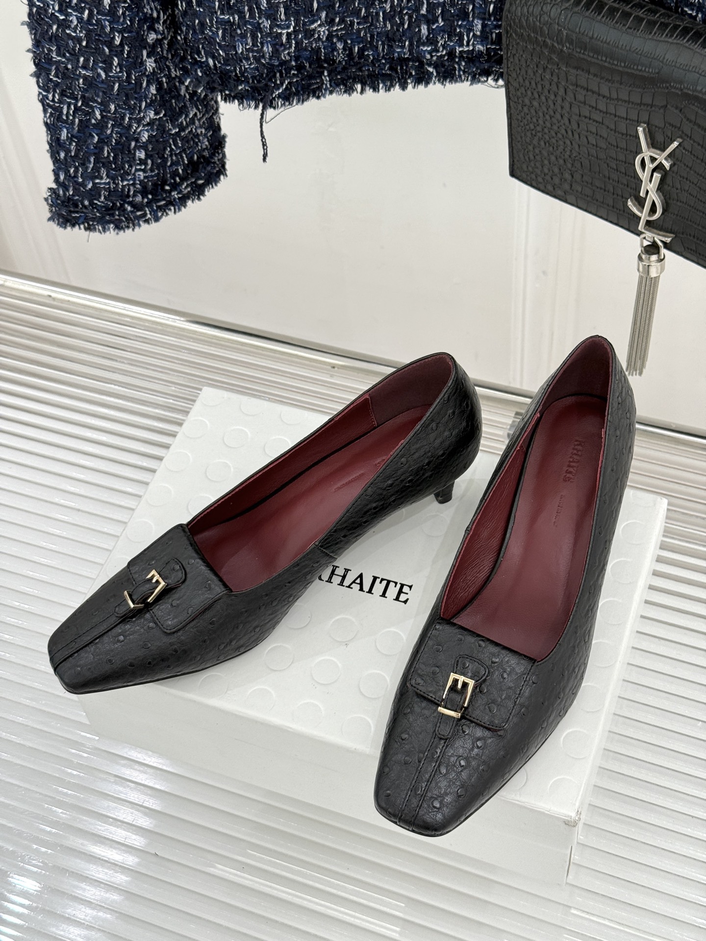 Khaite26WF新品金属扣高跟单鞋以极简轮廓诠释静奢风骨。利落方头搭配流畅浅口精准修饰脚型 拉长腿部