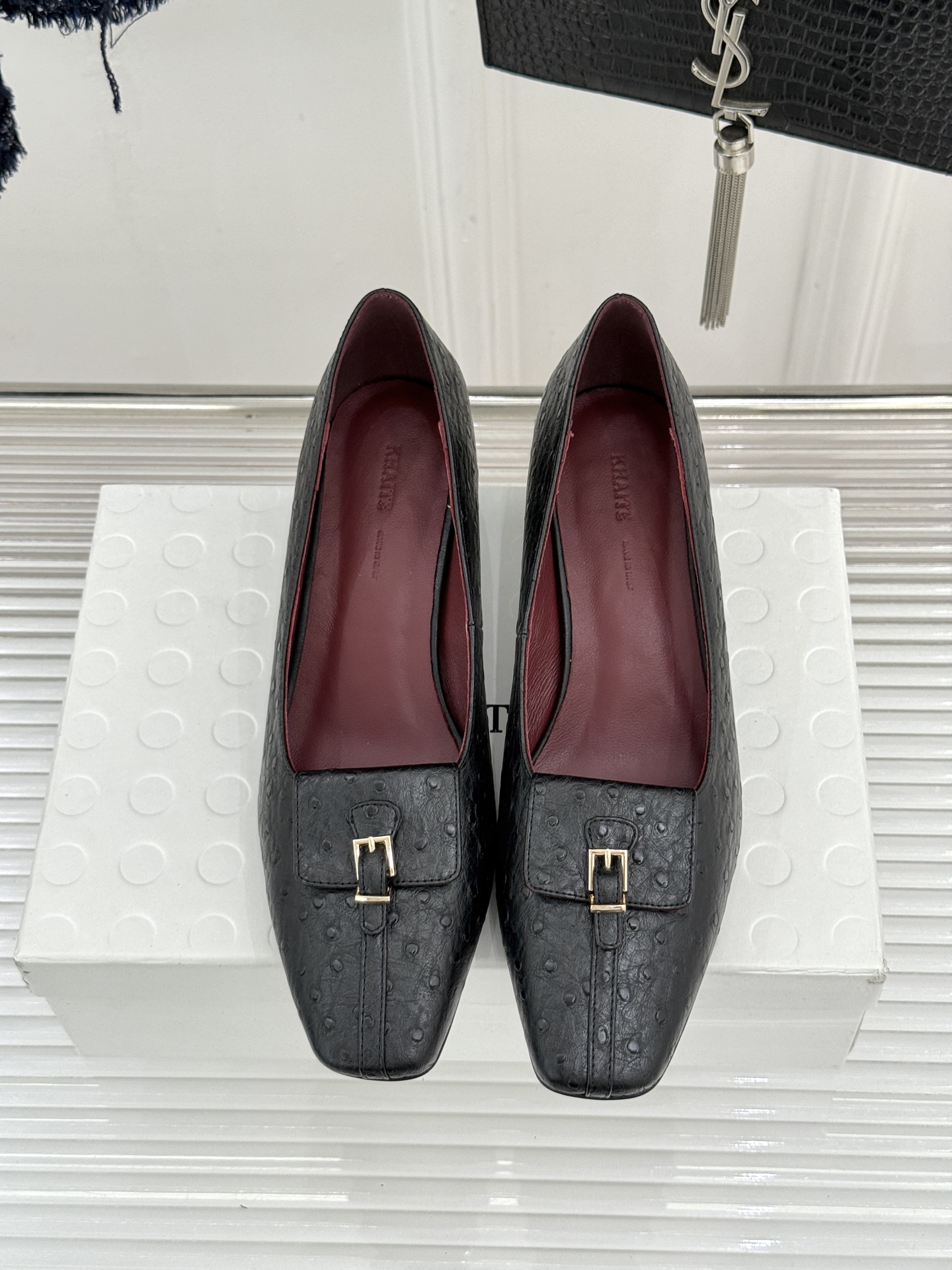 Khaite26WF新品金属扣高跟单鞋以极简轮廓诠释静奢风骨。利落方头搭配流畅浅口精准修饰脚型 拉长腿部