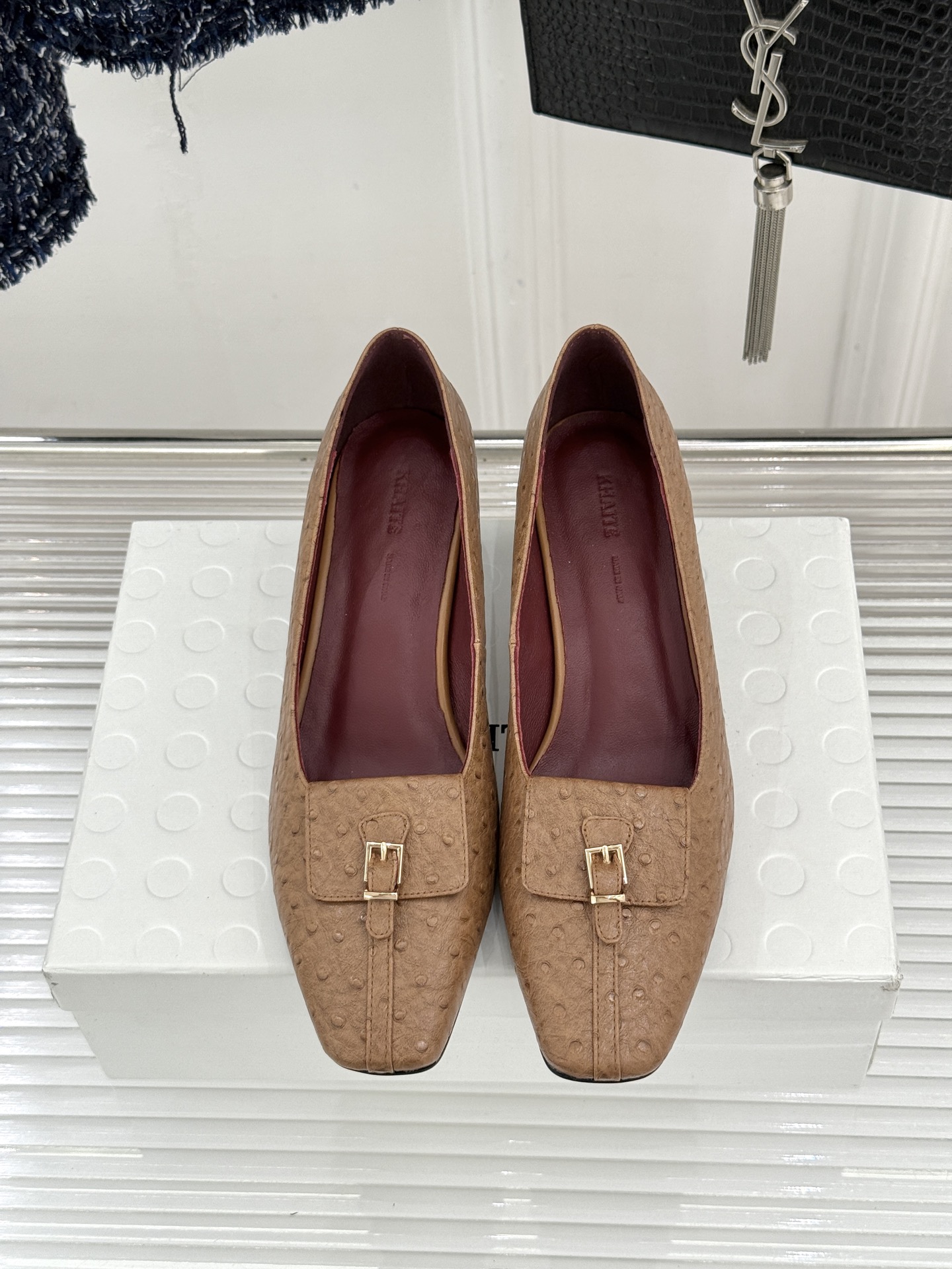 Khaite26WF新品金属扣高跟单鞋以极简轮廓诠释静奢风骨。利落方头搭配流畅浅口精准修饰脚型 拉长腿部