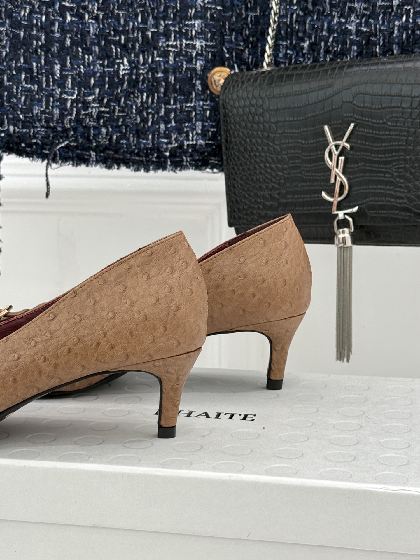 Khaite26WF新品金属扣高跟单鞋以极简轮廓诠释静奢风骨。利落方头搭配流畅浅口精准修饰脚型 拉长腿部