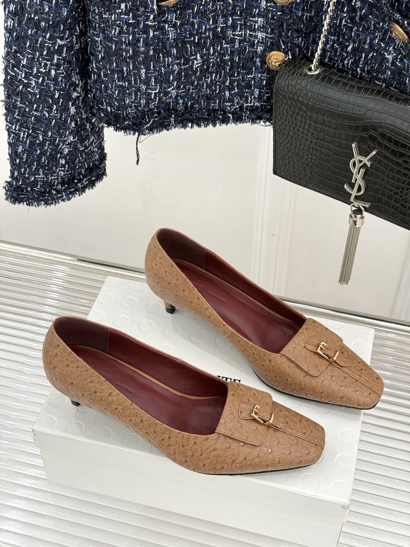 Khaite26WF新品金属扣高跟单鞋以极简轮廓诠释静奢风骨。利落方头搭配流畅浅口精准修饰脚型 拉长腿部