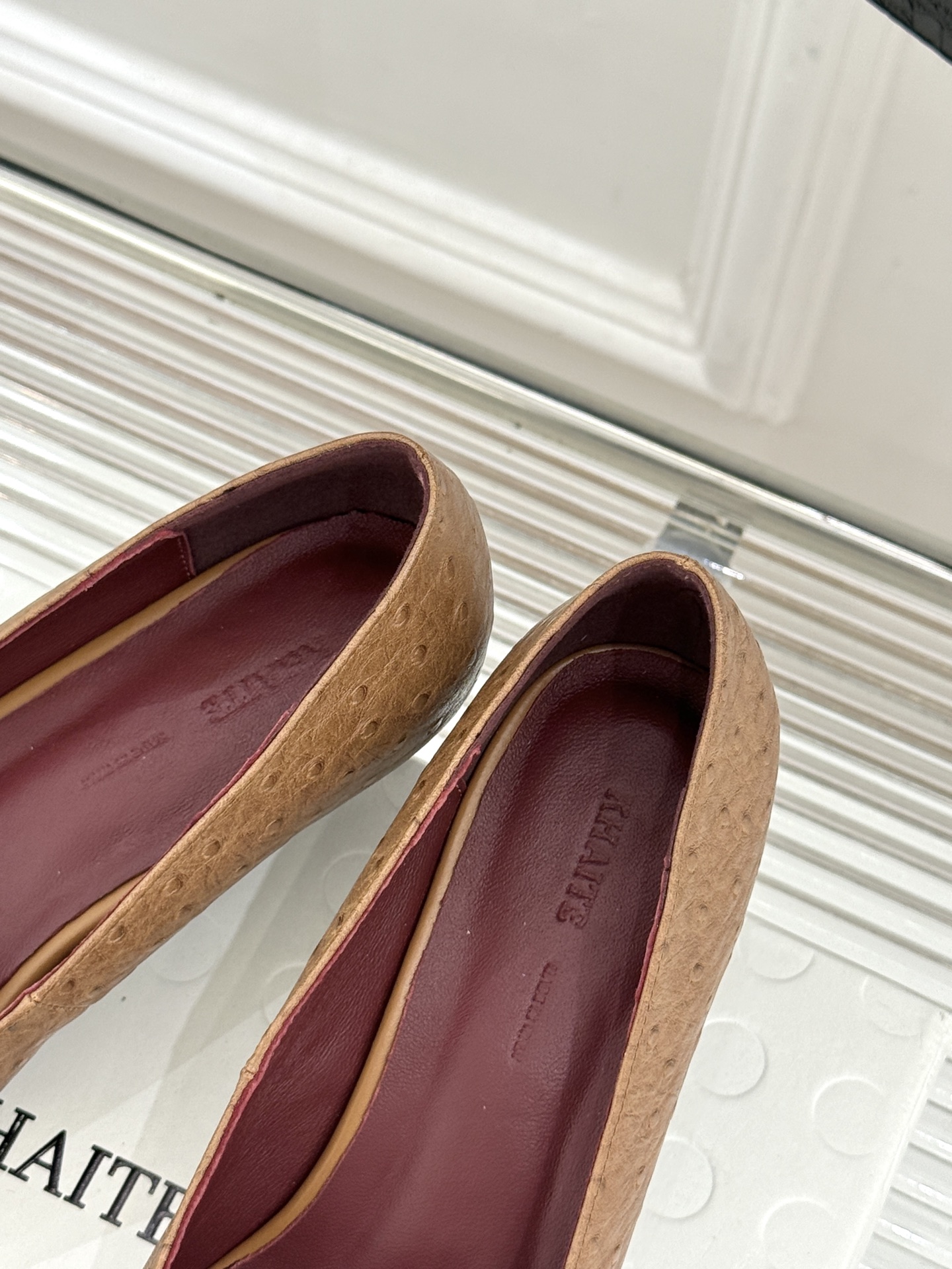 Khaite26WF新品金属扣高跟单鞋以极简轮廓诠释静奢风骨。利落方头搭配流畅浅口精准修饰脚型 拉长腿部