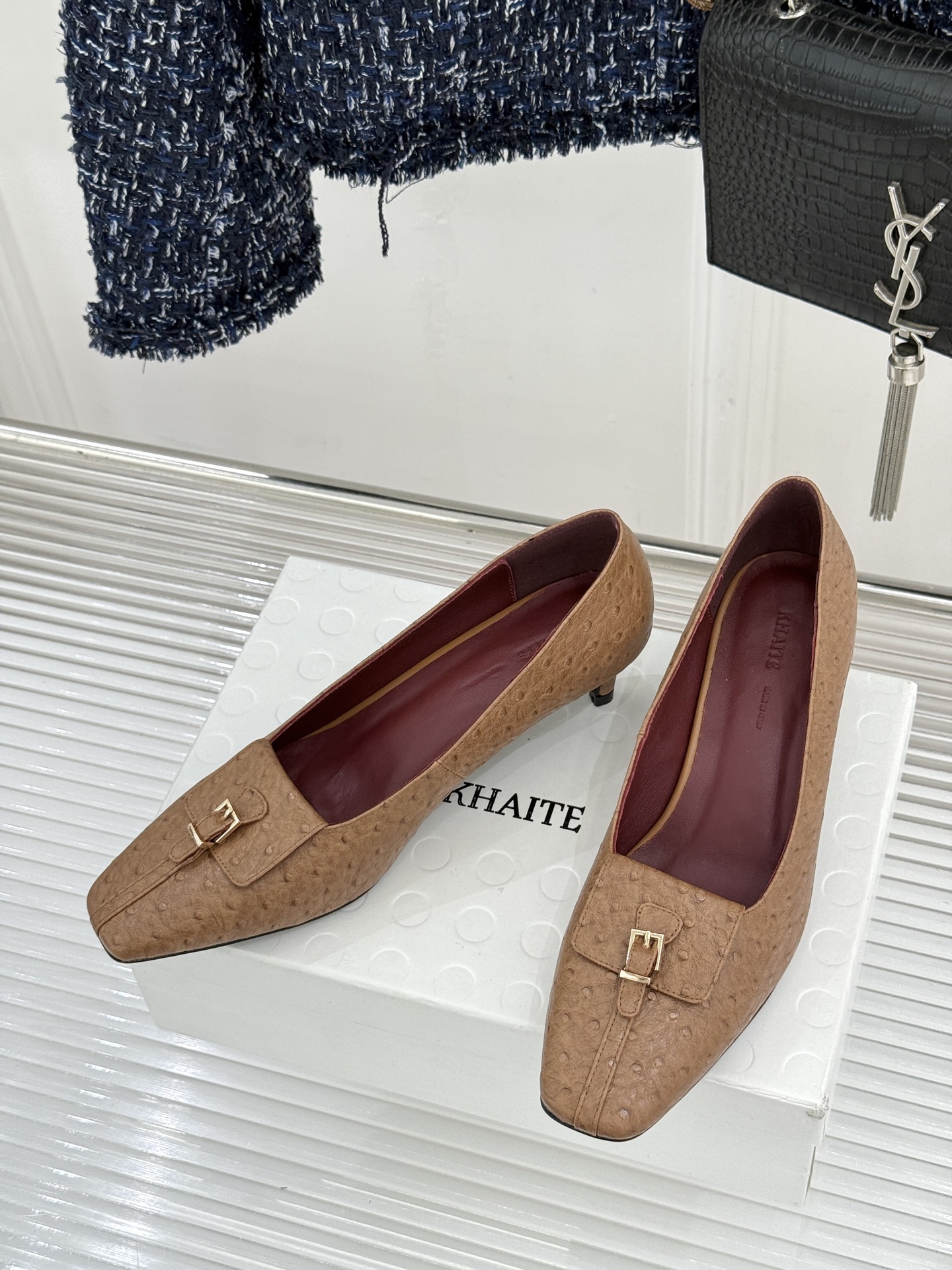 Khaite26WF新品金属扣高跟单鞋以极简轮廓诠释静奢风骨。利落方头搭配流畅浅口精准修饰脚型 拉长腿部