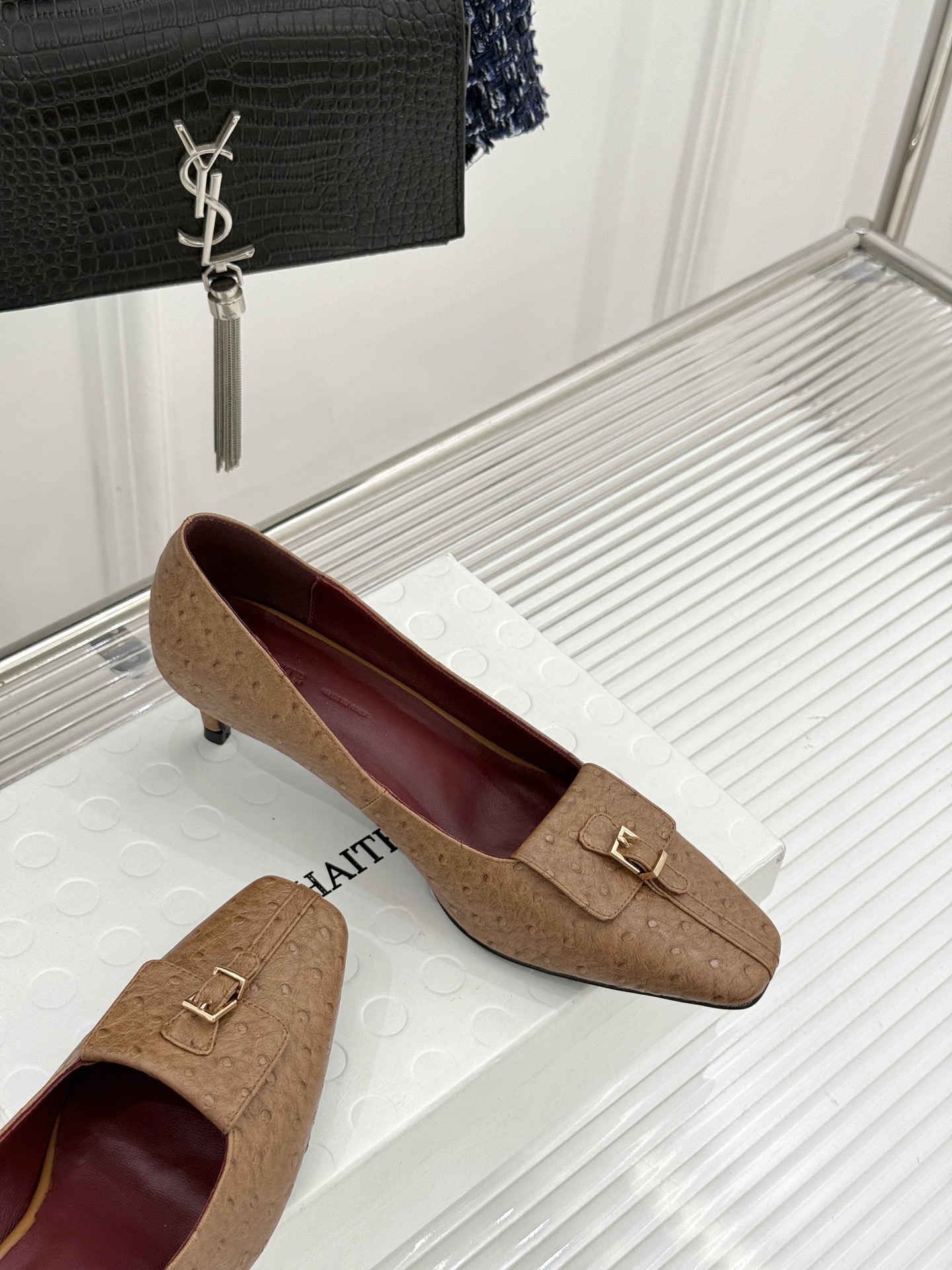 Khaite26WF新品金属扣高跟单鞋以极简轮廓诠释静奢风骨。利落方头搭配流畅浅口精准修饰脚型 拉长腿部