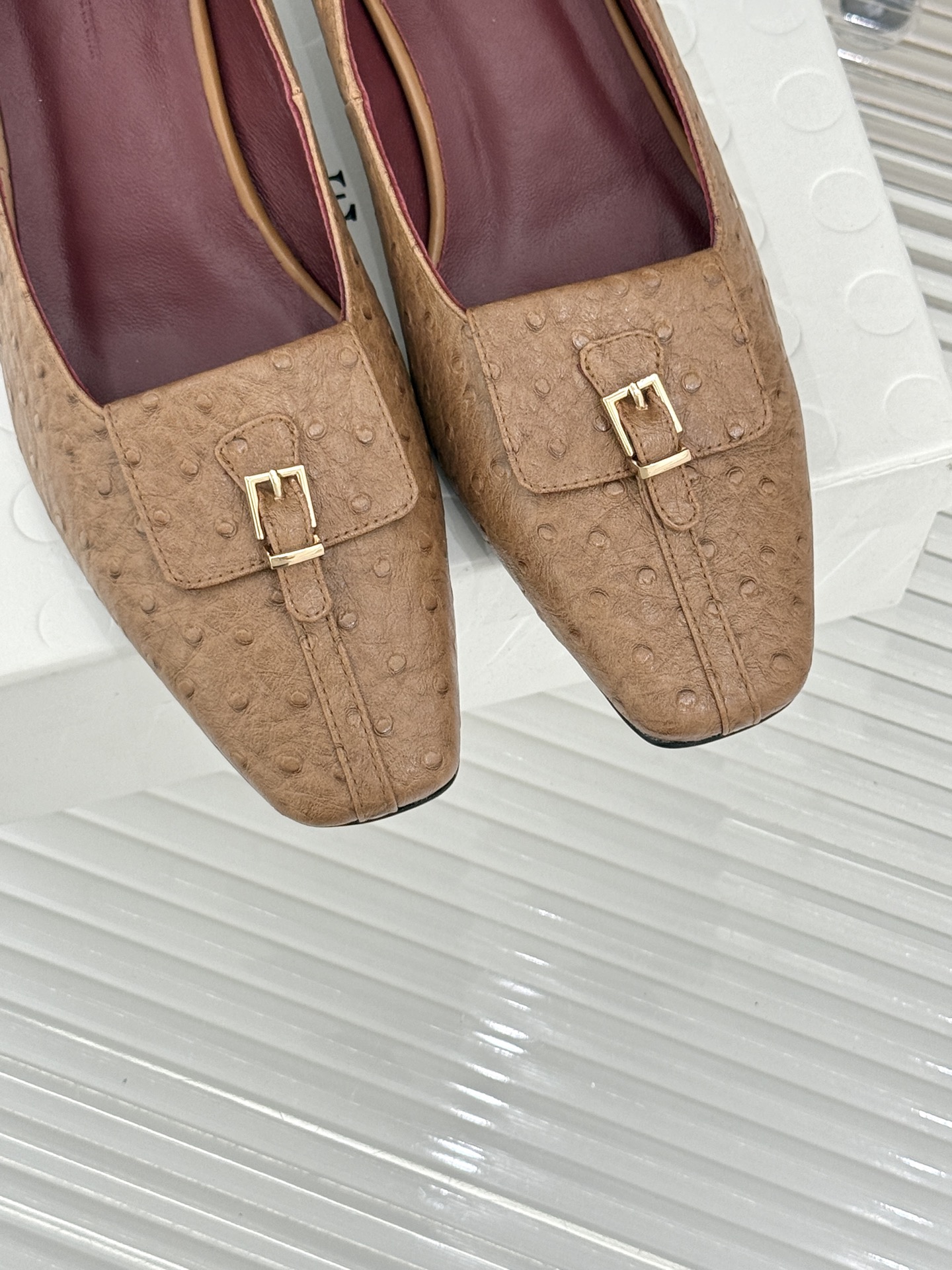 Khaite26WF新品金属扣高跟单鞋以极简轮廓诠释静奢风骨。利落方头搭配流畅浅口精准修饰脚型 拉长腿部