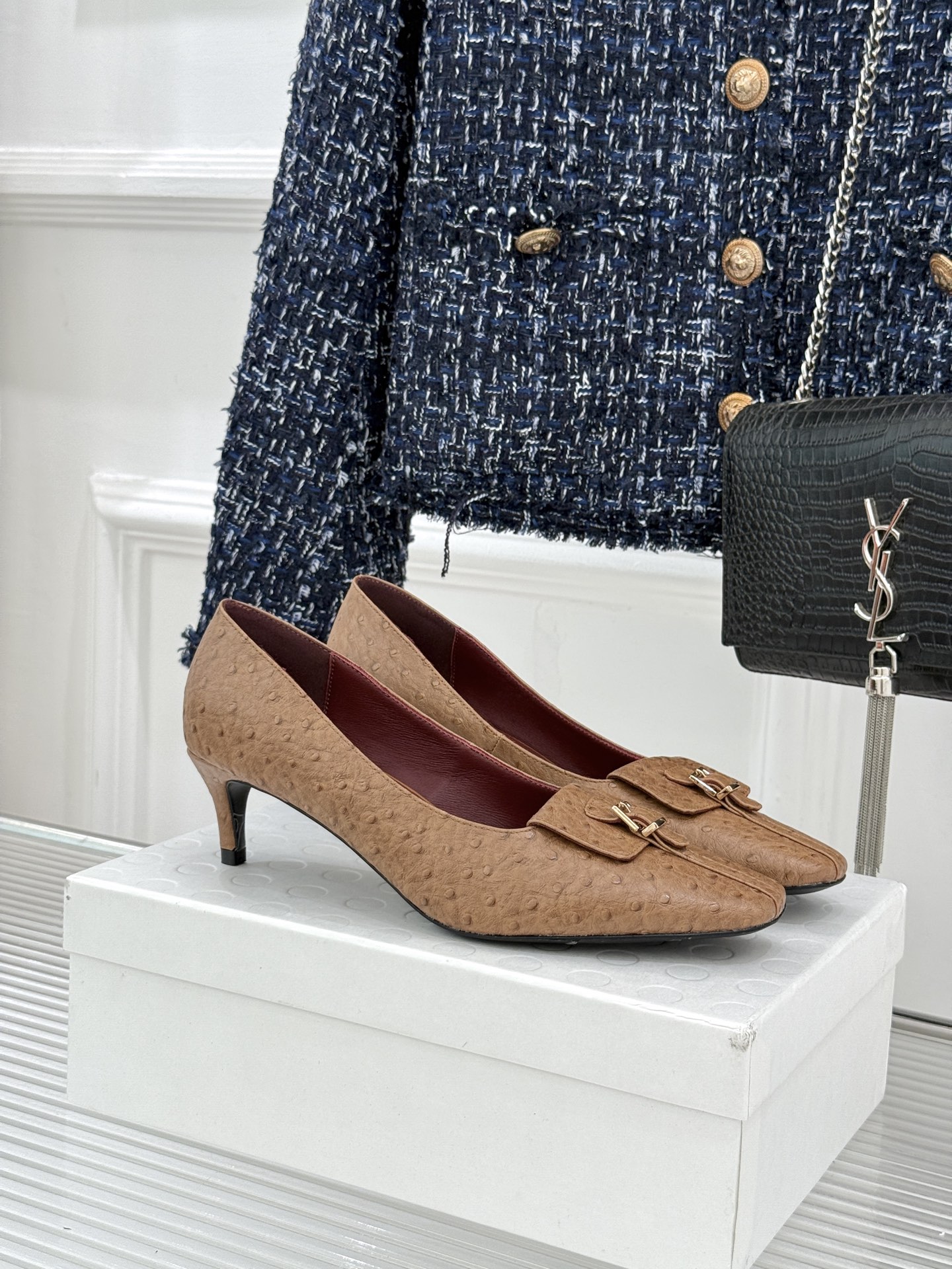 Khaite26WF新品金属扣高跟单鞋以极简轮廓诠释静奢风骨。利落方头搭配流畅浅口精准修饰脚型 拉长腿部