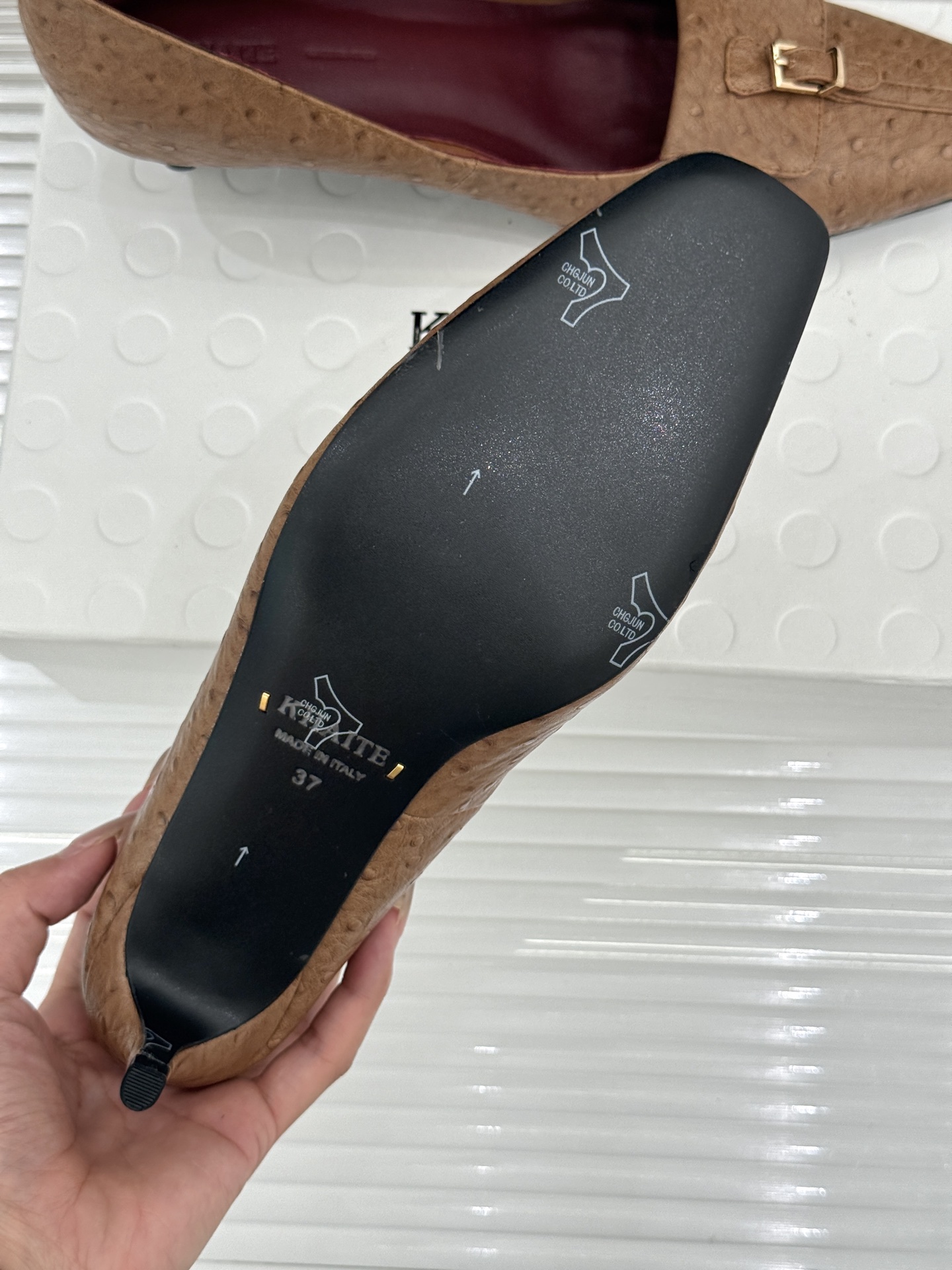 Khaite26WF新品金属扣高跟单鞋以极简轮廓诠释静奢风骨。利落方头搭配流畅浅口精准修饰脚型 拉长腿部