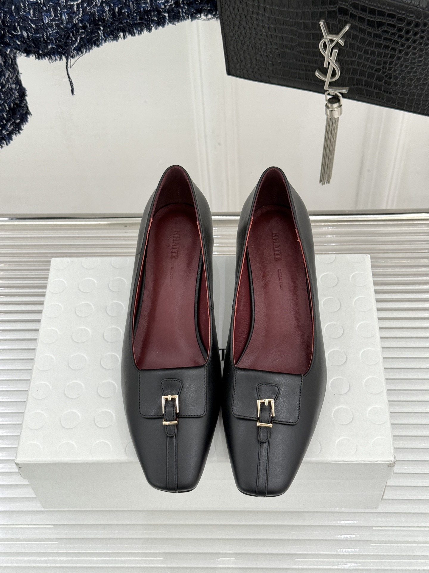 Khaite26WF新品金属扣高跟单鞋以极简轮廓诠释静奢风骨。利落方头搭配流畅浅口精准修饰脚型 拉长腿部