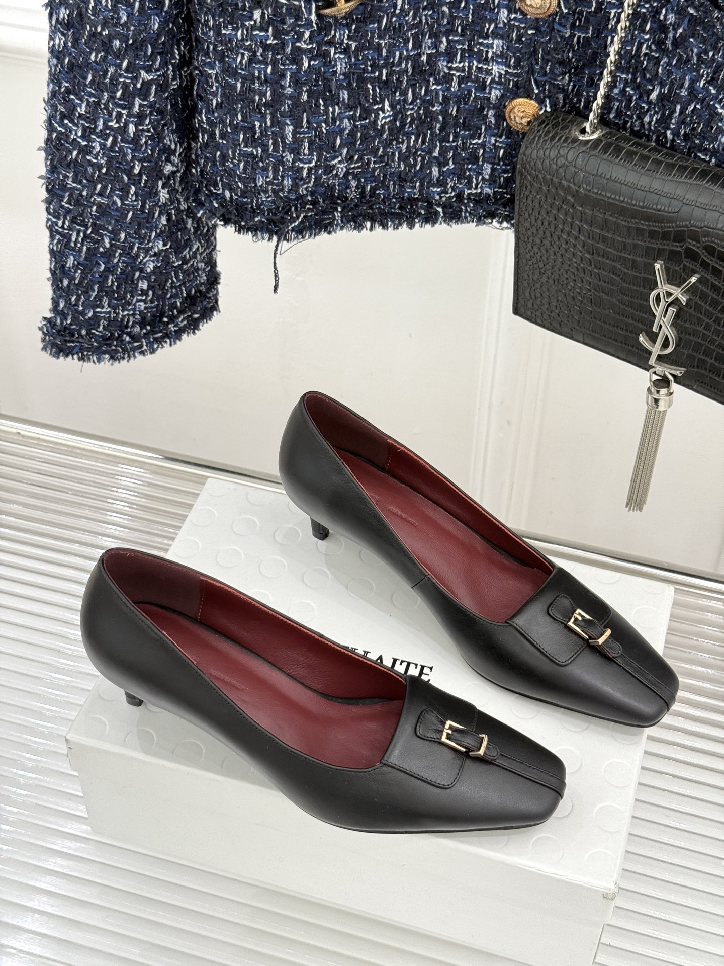 Khaite26WF新品金属扣高跟单鞋以极简轮廓诠释静奢风骨。利落方头搭配流畅浅口精准修饰脚型 拉长腿部