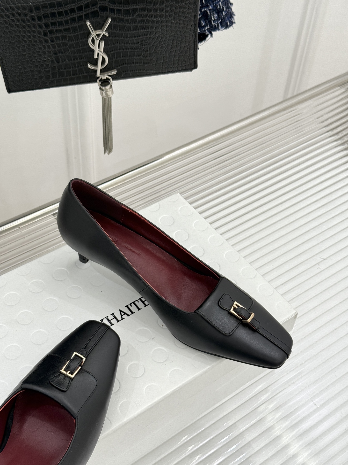 Khaite26WF新品金属扣高跟单鞋以极简轮廓诠释静奢风骨。利落方头搭配流畅浅口精准修饰脚型 拉长腿部