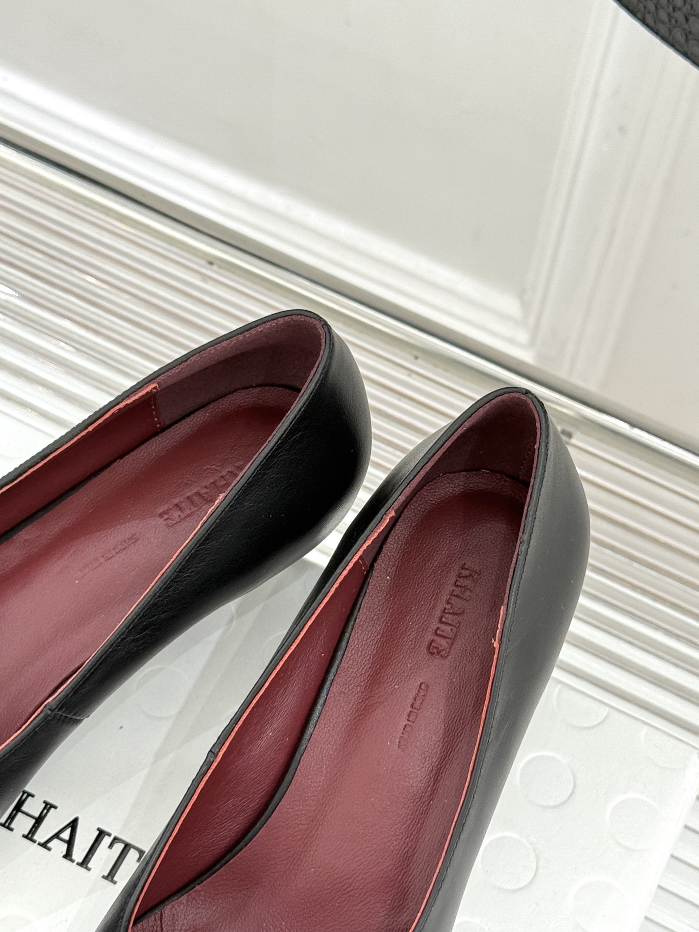 Khaite26WF新品金属扣高跟单鞋以极简轮廓诠释静奢风骨。利落方头搭配流畅浅口精准修饰脚型 拉长腿部