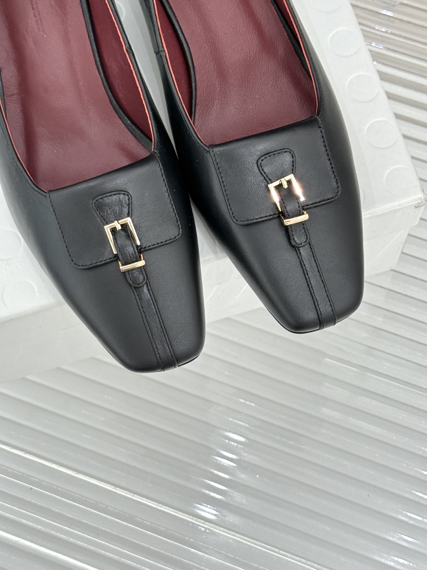 Khaite26WF新品金属扣高跟单鞋以极简轮廓诠释静奢风骨。利落方头搭配流畅浅口精准修饰脚型 拉长腿部