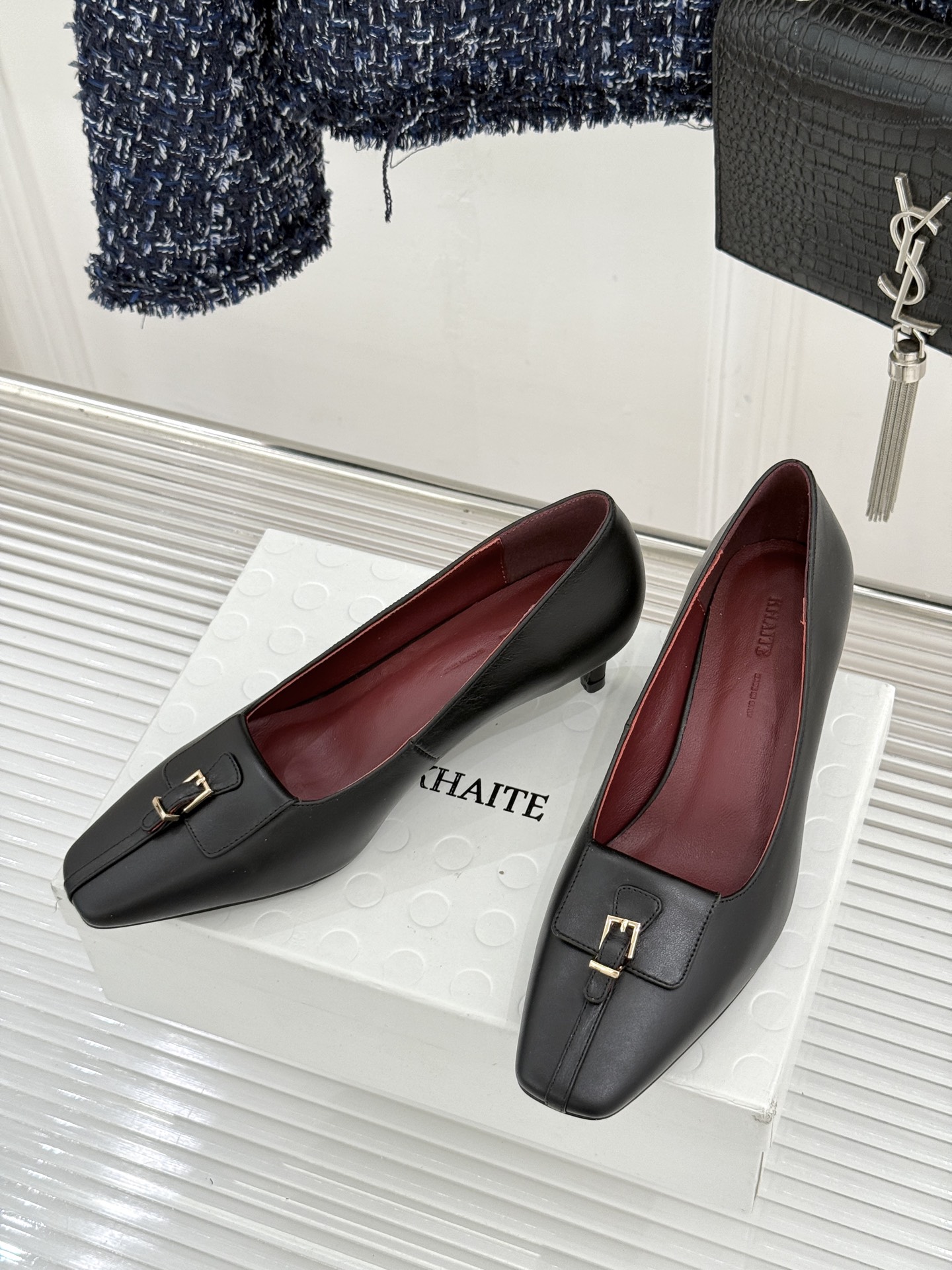 Khaite26WF新品金属扣高跟单鞋以极简轮廓诠释静奢风骨。利落方头搭配流畅浅口精准修饰脚型 拉长腿部