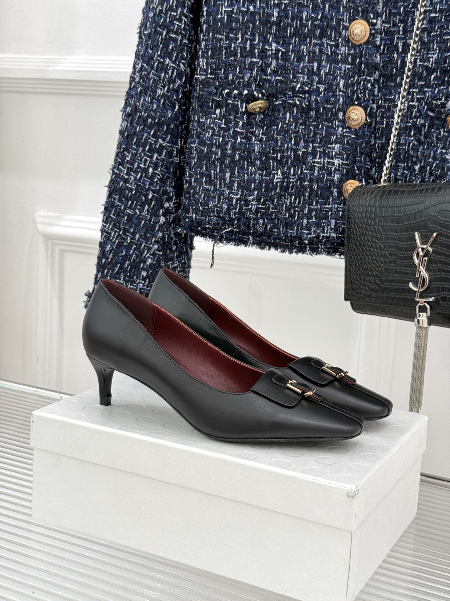 Khaite26WF新品金属扣高跟单鞋以极简轮廓诠释静奢风骨。利落方头搭配流畅浅口精准修饰脚型 拉长腿部