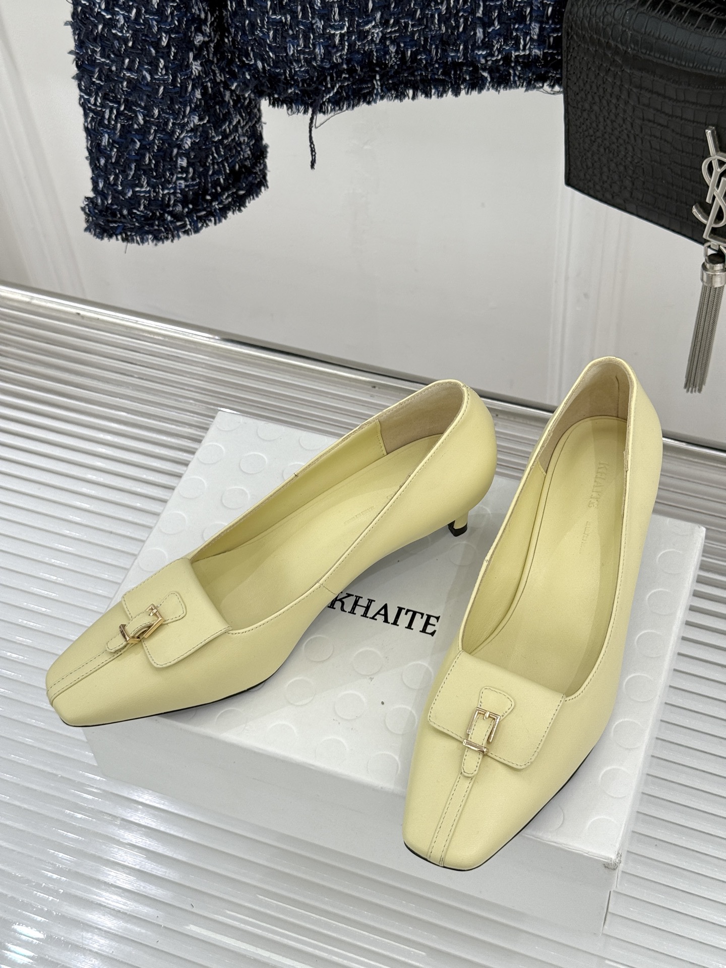 Khaite26WF新品金属扣高跟单鞋以极简轮廓诠释静奢风骨。利落方头搭配流畅浅口精准修饰脚型 拉长腿部