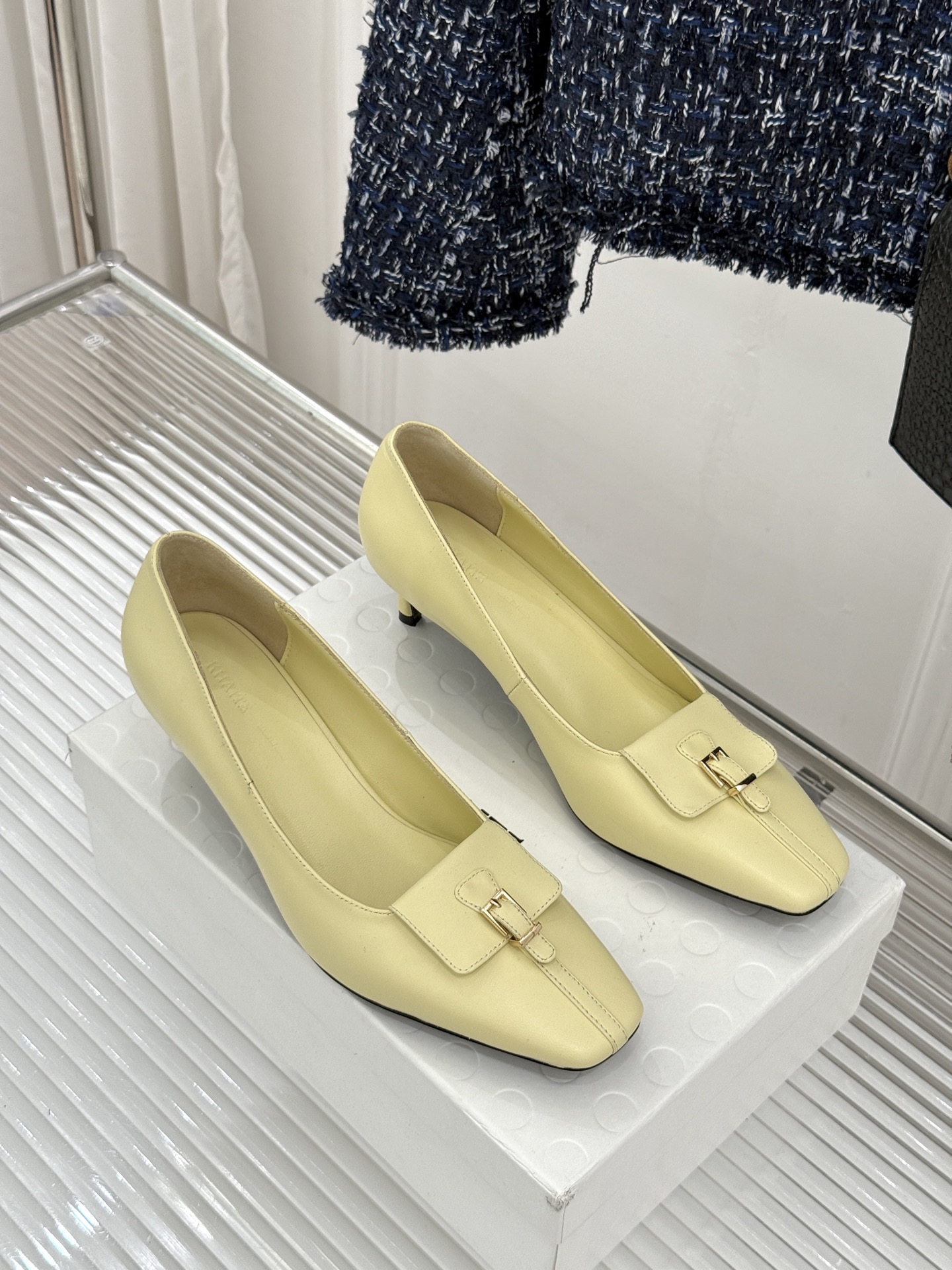 Khaite26WF新品金属扣高跟单鞋以极简轮廓诠释静奢风骨。利落方头搭配流畅浅口精准修饰脚型 拉长腿部