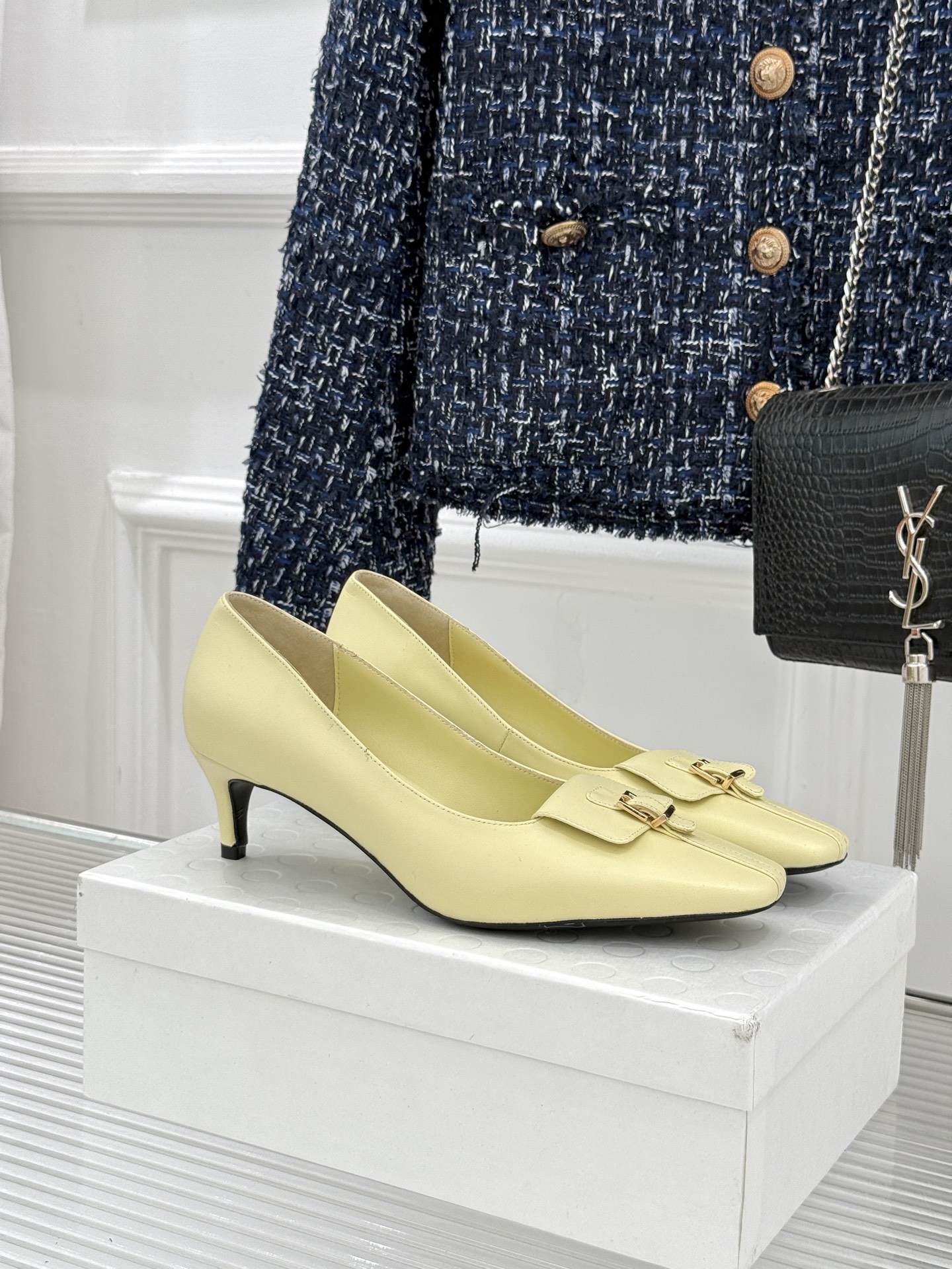 Khaite26WF新品金属扣高跟单鞋以极简轮廓诠释静奢风骨。利落方头搭配流畅浅口精准修饰脚型 拉长腿部