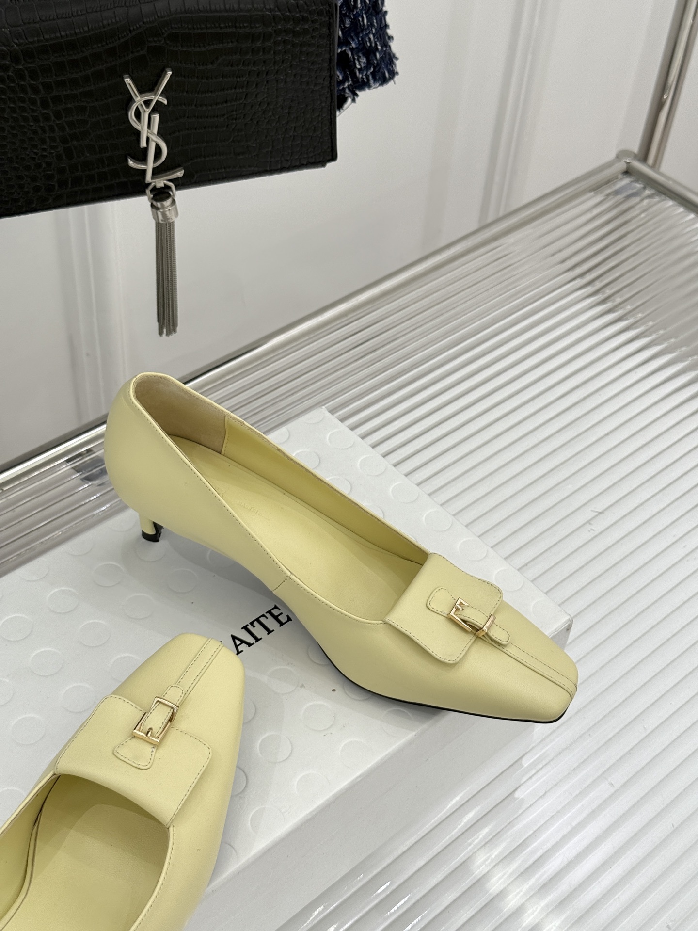 Khaite26WF新品金属扣高跟单鞋以极简轮廓诠释静奢风骨。利落方头搭配流畅浅口精准修饰脚型 拉长腿部