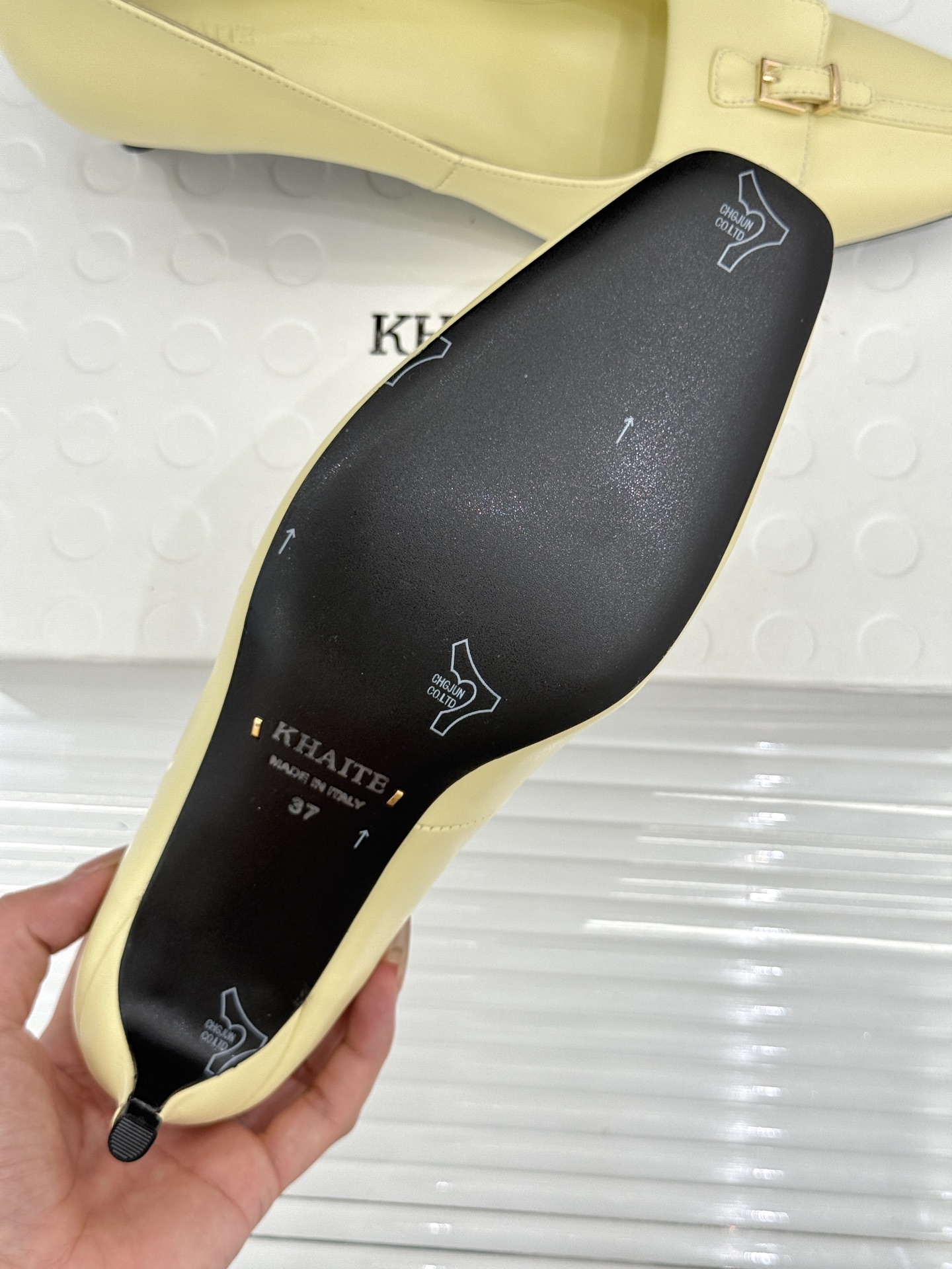 Khaite26WF新品金属扣高跟单鞋以极简轮廓诠释静奢风骨。利落方头搭配流畅浅口精准修饰脚型 拉长腿部