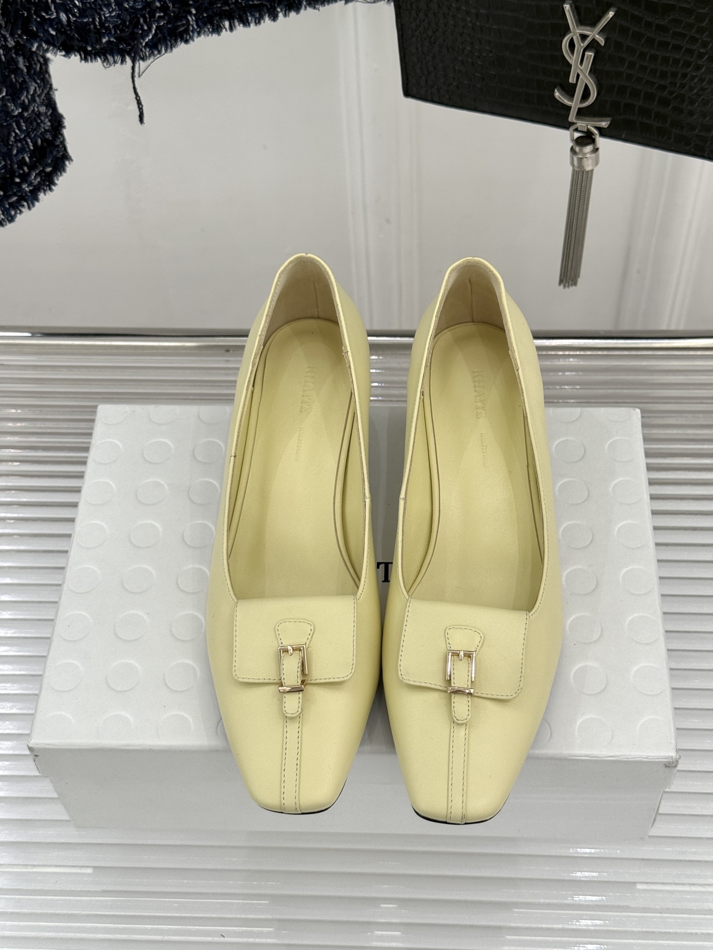 Khaite26WF新品金属扣高跟单鞋以极简轮廓诠释静奢风骨。利落方头搭配流畅浅口精准修饰脚型 拉长腿部