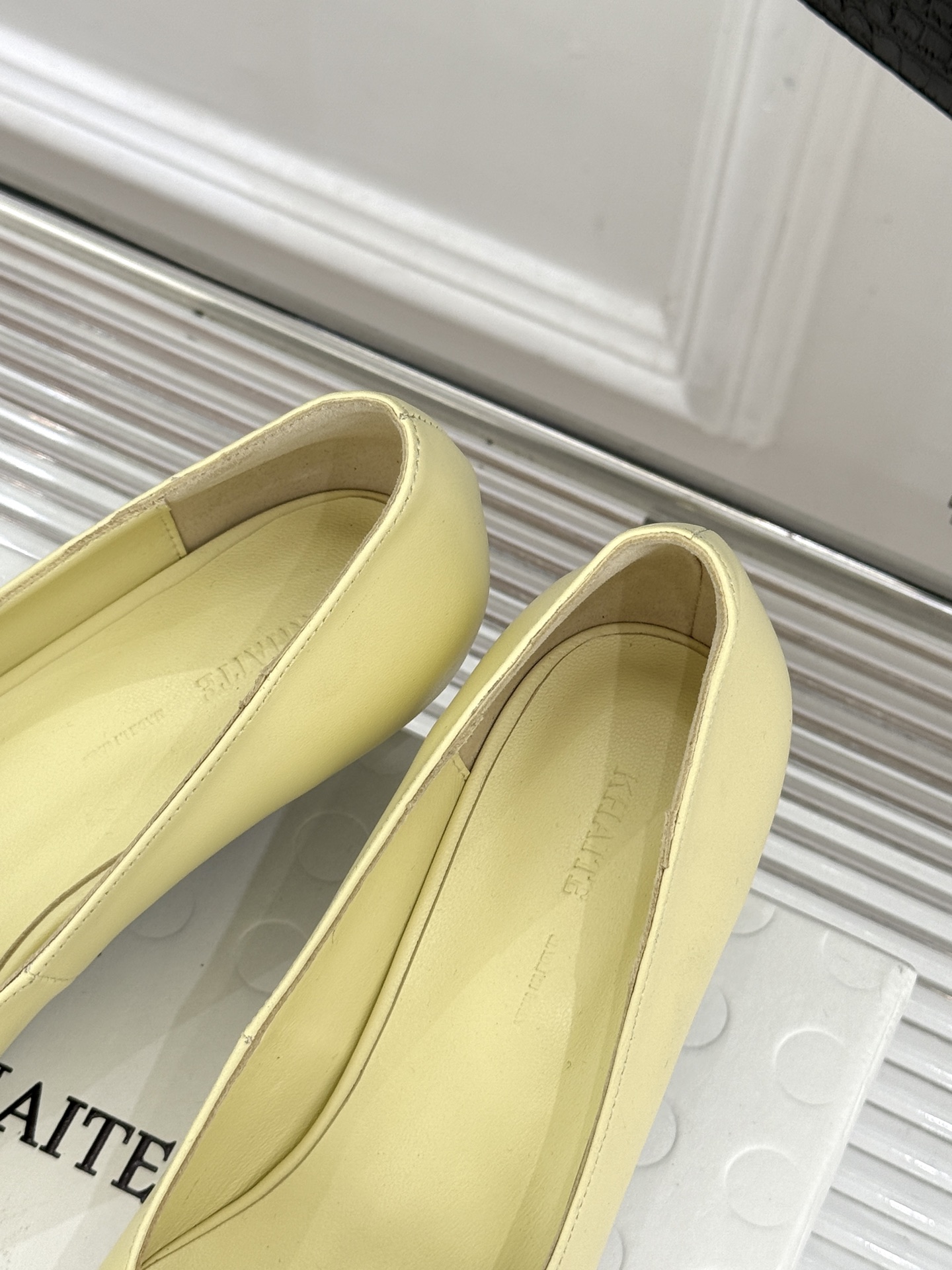 Khaite26WF新品金属扣高跟单鞋以极简轮廓诠释静奢风骨。利落方头搭配流畅浅口精准修饰脚型 拉长腿部