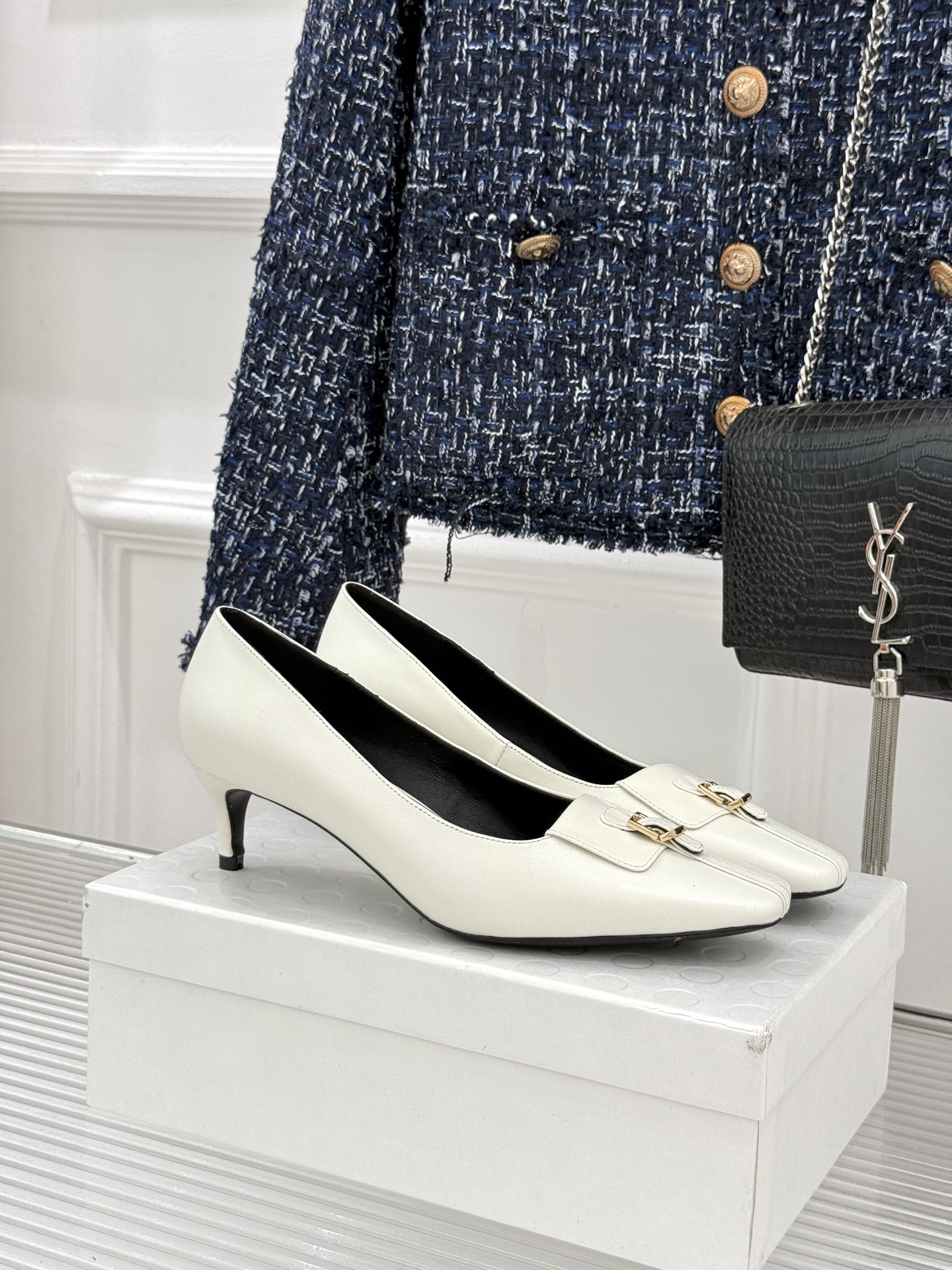 Khaite26WF新品金属扣高跟单鞋以极简轮廓诠释静奢风骨。利落方头搭配流畅浅口精准修饰脚型 拉长腿部