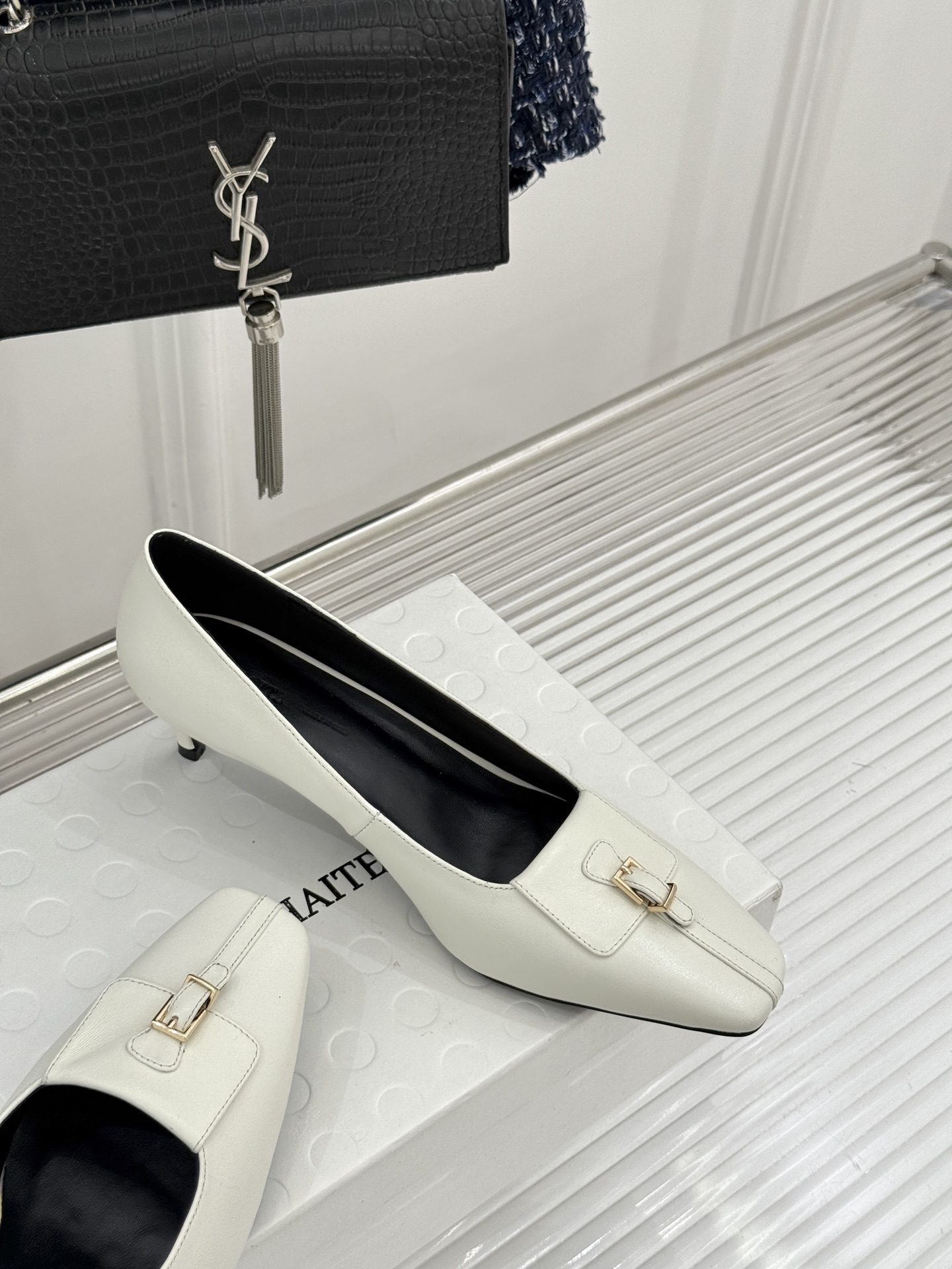 Khaite26WF新品金属扣高跟单鞋以极简轮廓诠释静奢风骨。利落方头搭配流畅浅口精准修饰脚型 拉长腿部