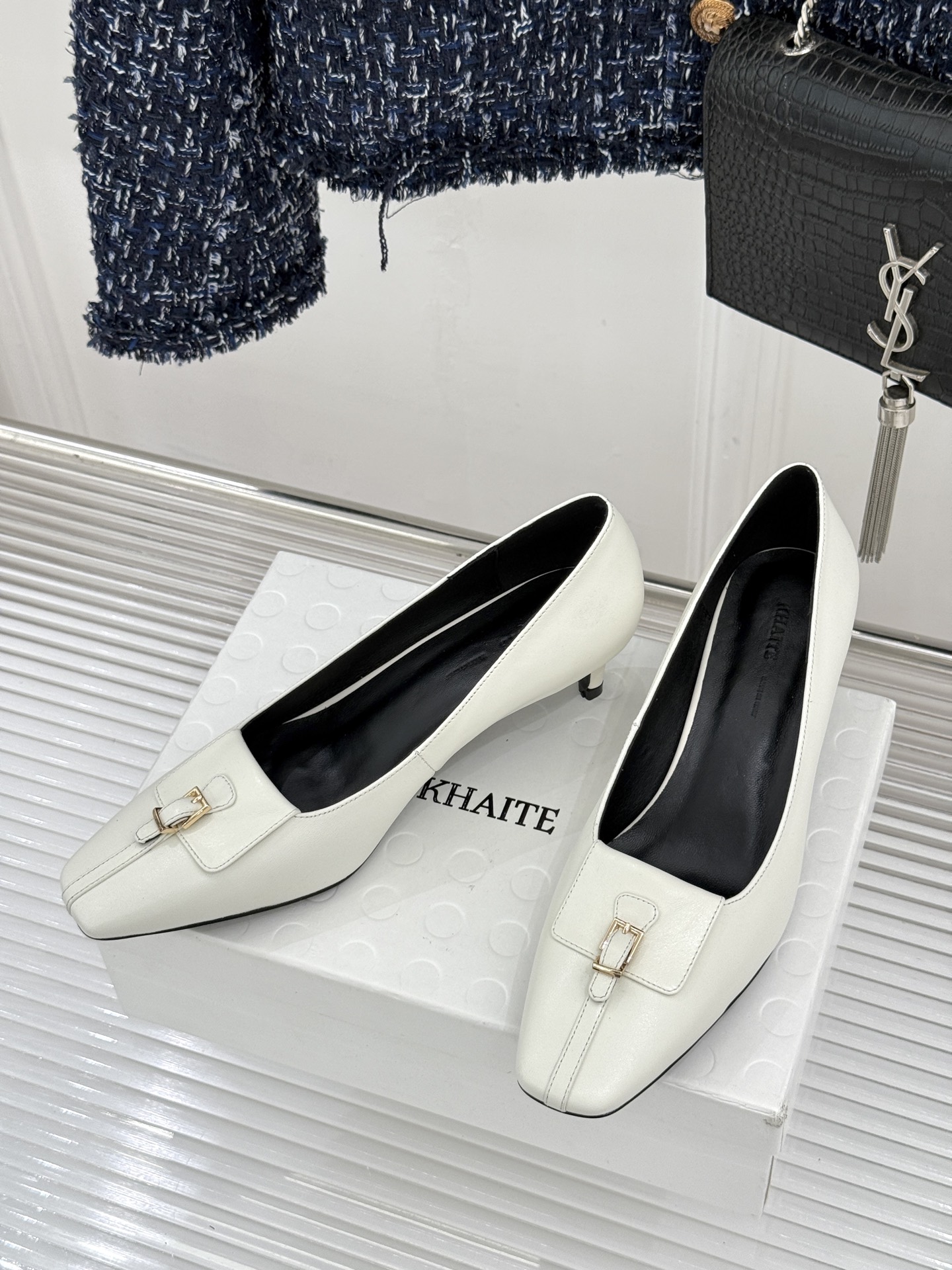 Khaite26WF新品金属扣高跟单鞋以极简轮廓诠释静奢风骨。利落方头搭配流畅浅口精准修饰脚型 拉长腿部