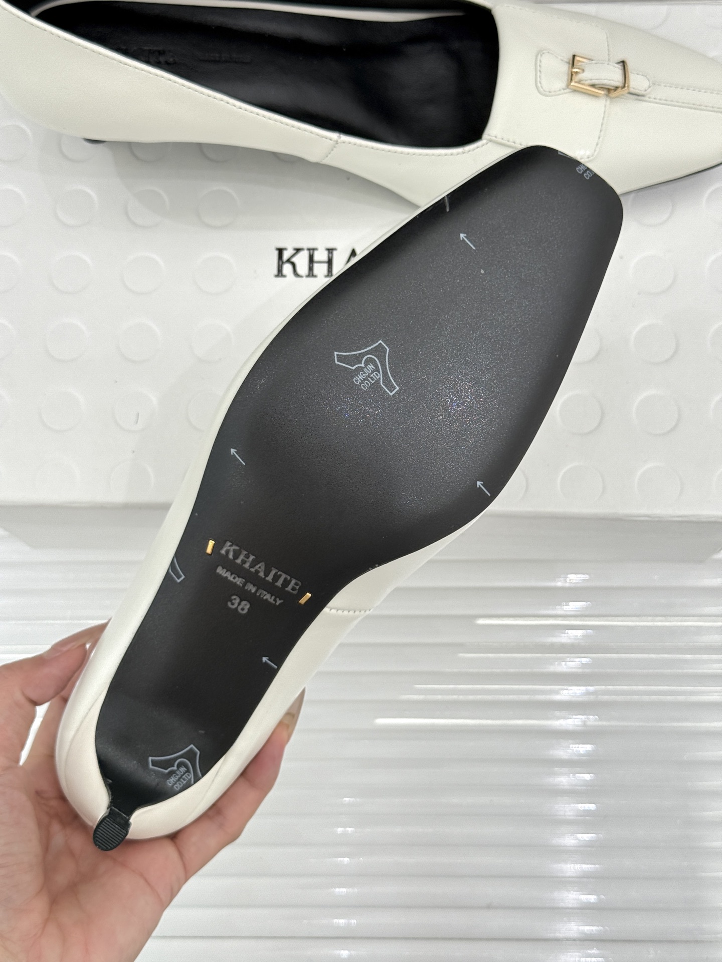 Khaite26WF新品金属扣高跟单鞋以极简轮廓诠释静奢风骨。利落方头搭配流畅浅口精准修饰脚型 拉长腿部