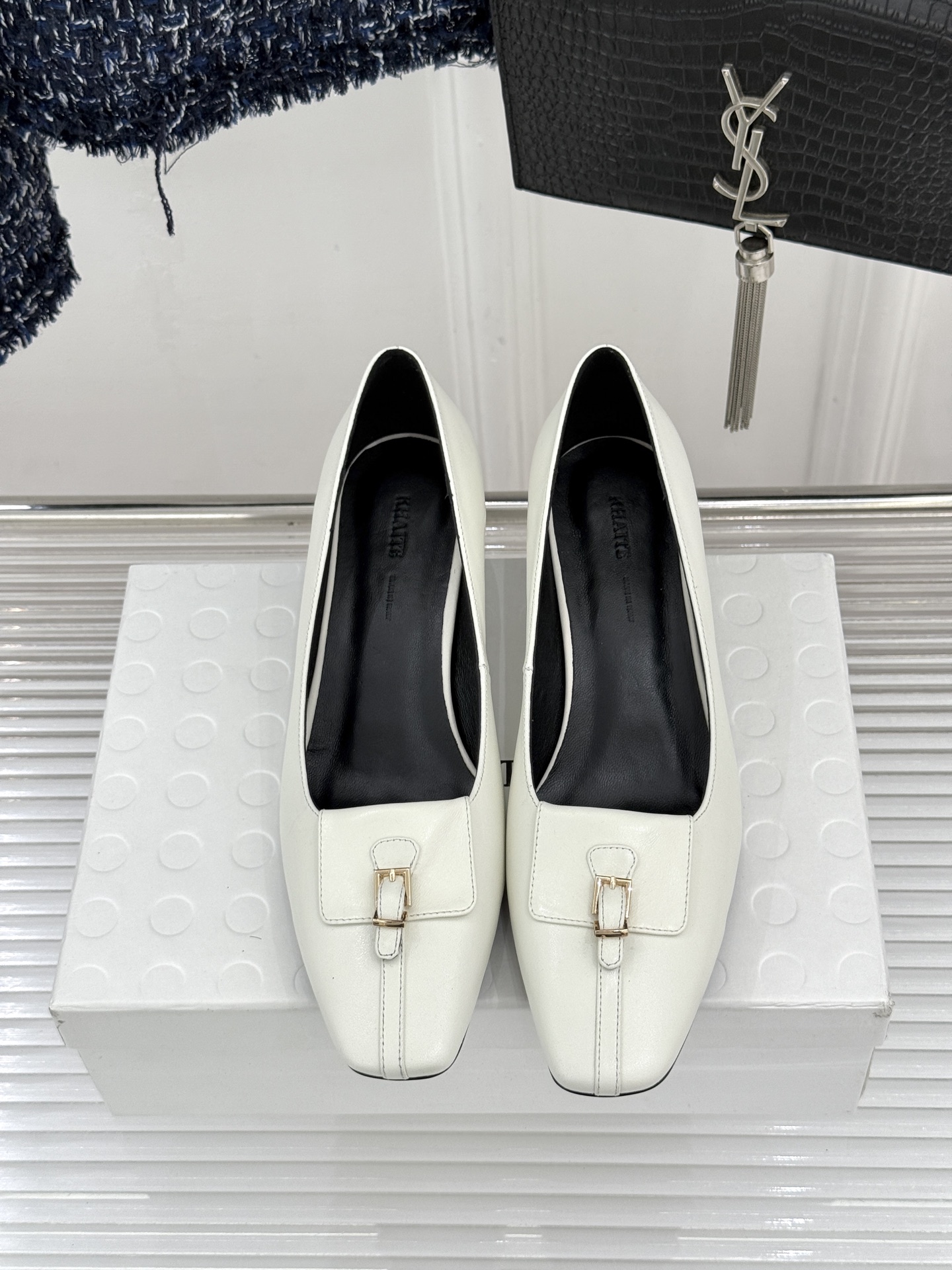 Khaite26WF新品金属扣高跟单鞋以极简轮廓诠释静奢风骨。利落方头搭配流畅浅口精准修饰脚型 拉长腿部