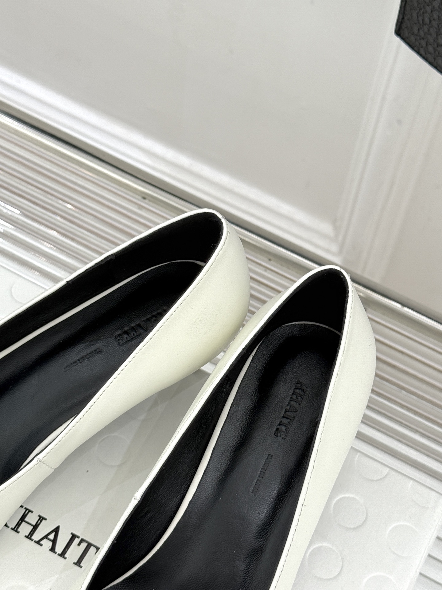 Khaite26WF新品金属扣高跟单鞋以极简轮廓诠释静奢风骨。利落方头搭配流畅浅口精准修饰脚型 拉长腿部