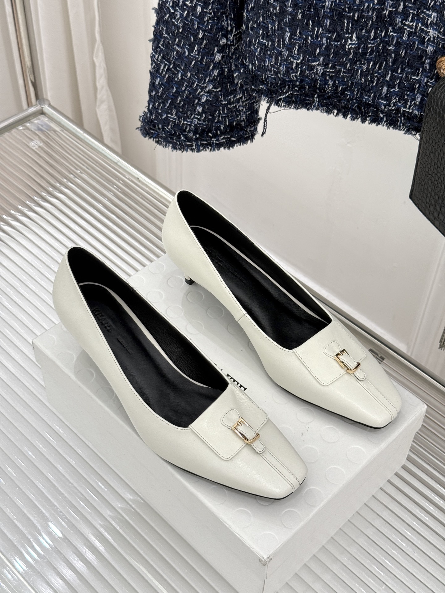 Khaite26WF新品金属扣高跟单鞋以极简轮廓诠释静奢风骨。利落方头搭配流畅浅口精准修饰脚型 拉长腿部