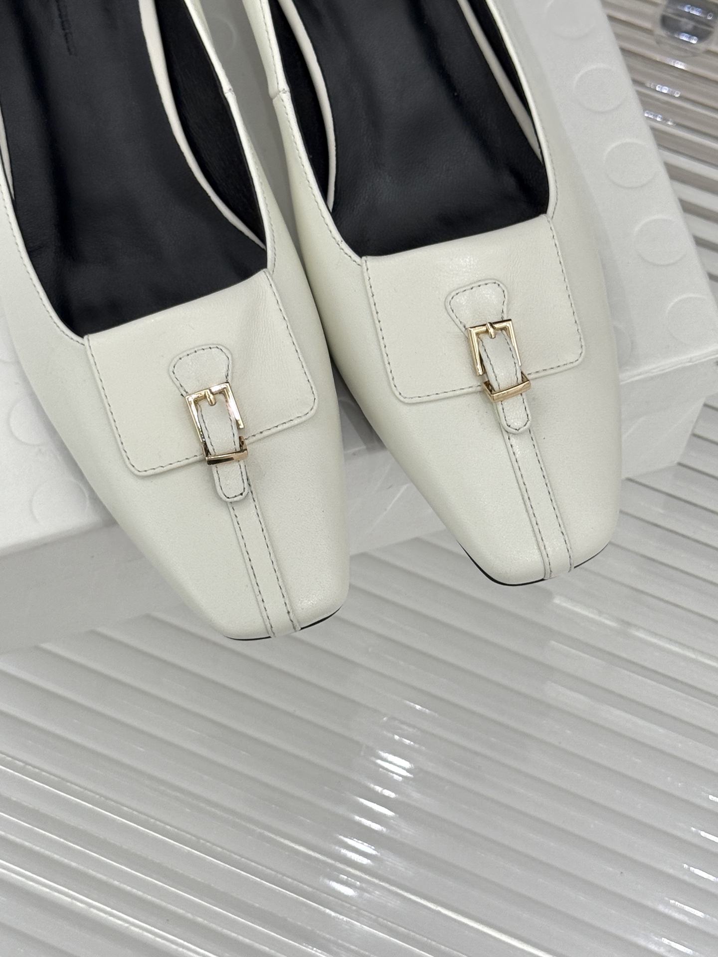 Khaite26WF新品金属扣高跟单鞋以极简轮廓诠释静奢风骨。利落方头搭配流畅浅口精准修饰脚型 拉长腿部