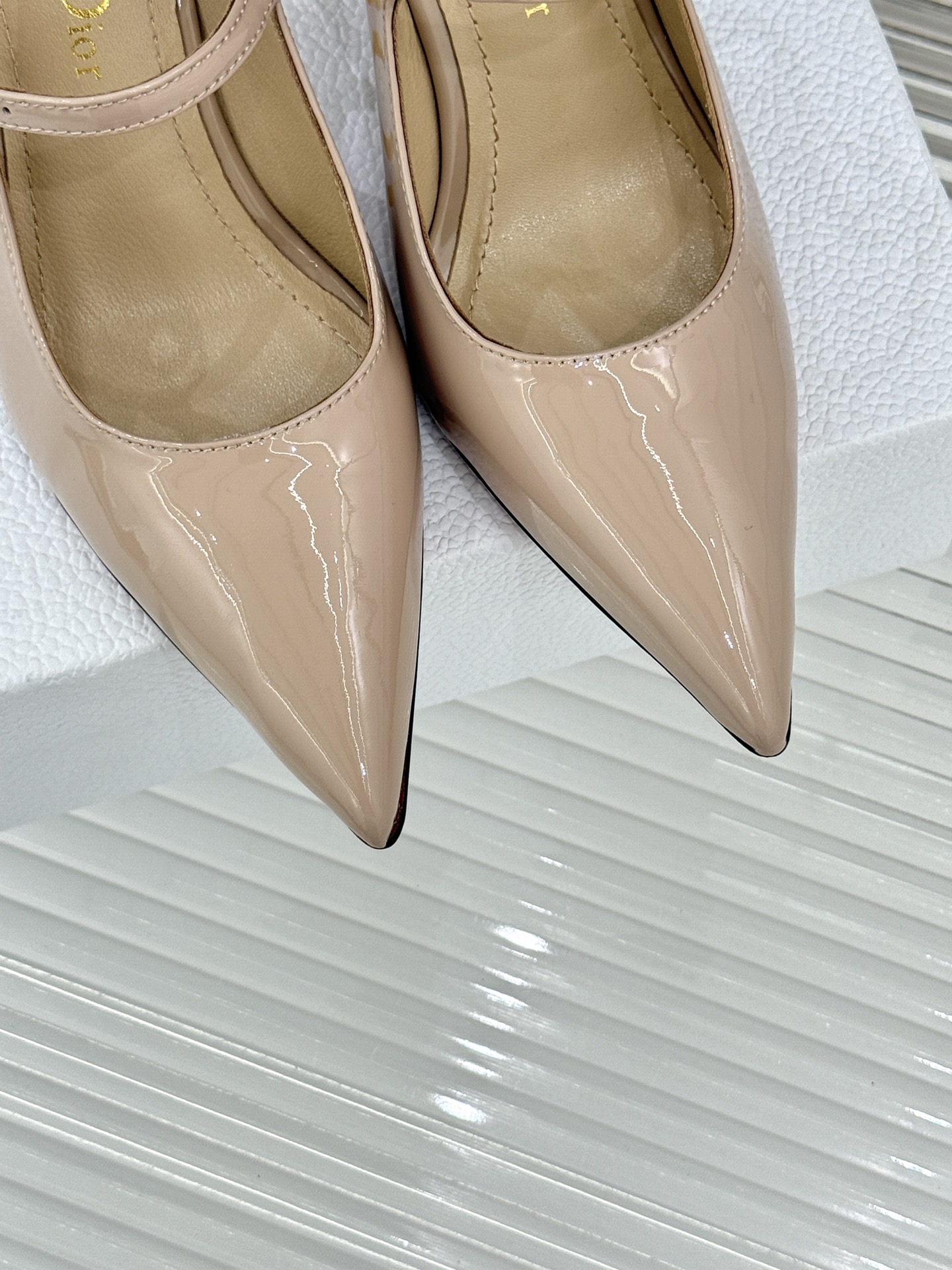 Dior/迪奥26WF早春新品极简尖头金属跟高跟后空凉鞋以极简笔触重塑法式高定优雅。甄选亮泽漆皮打造利落