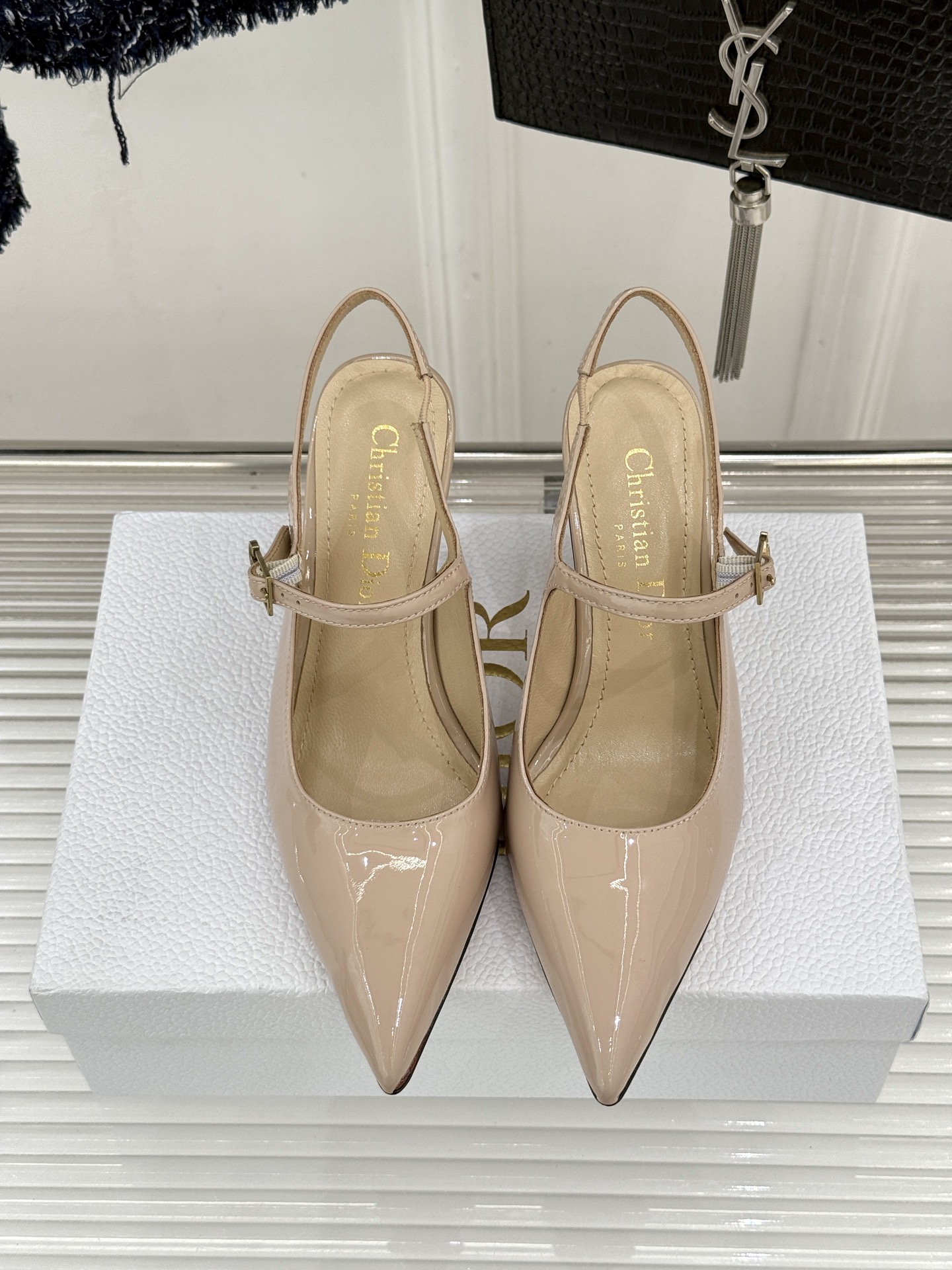 Dior/迪奥26WF早春新品极简尖头金属跟高跟后空凉鞋以极简笔触重塑法式高定优雅。甄选亮泽漆皮打造利落